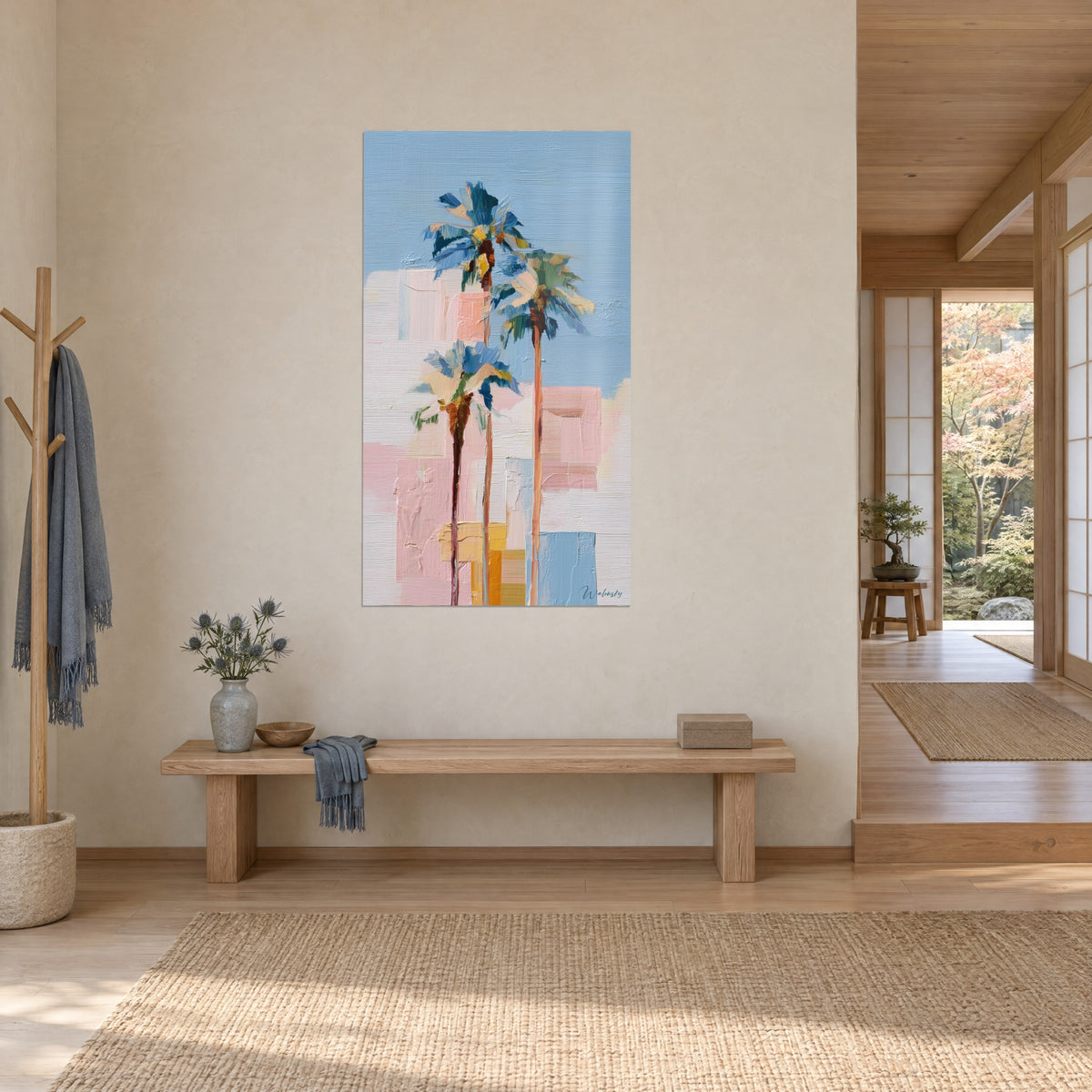 Quadro di tre palme con tronchi ocra e rame, cielo azzurro e campiture rosa pallido, vista a tre quarti in un corridoio japandi