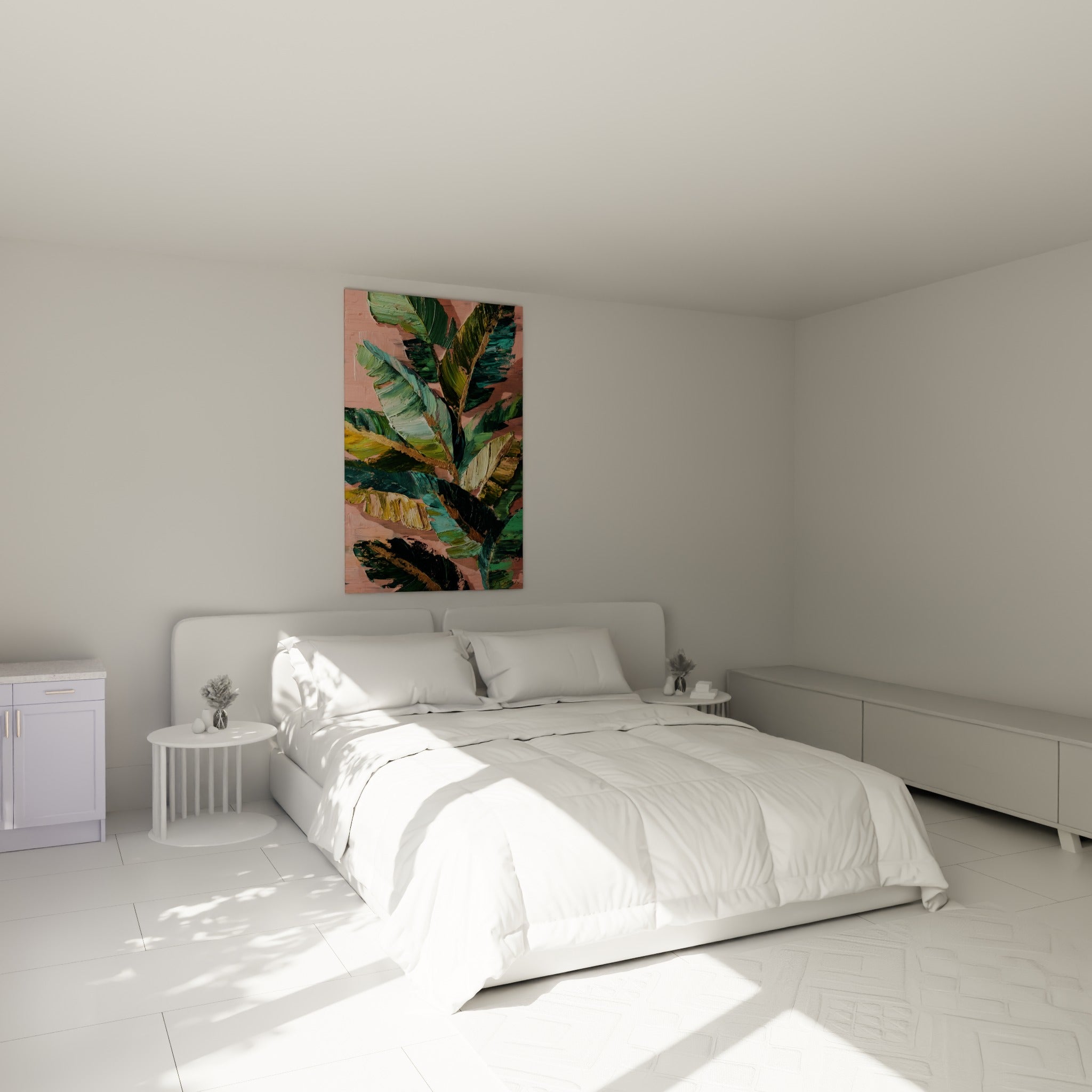 Feuillage de palmier vert émeraude et doré au-dessus d'un lit dans une chambre claire
