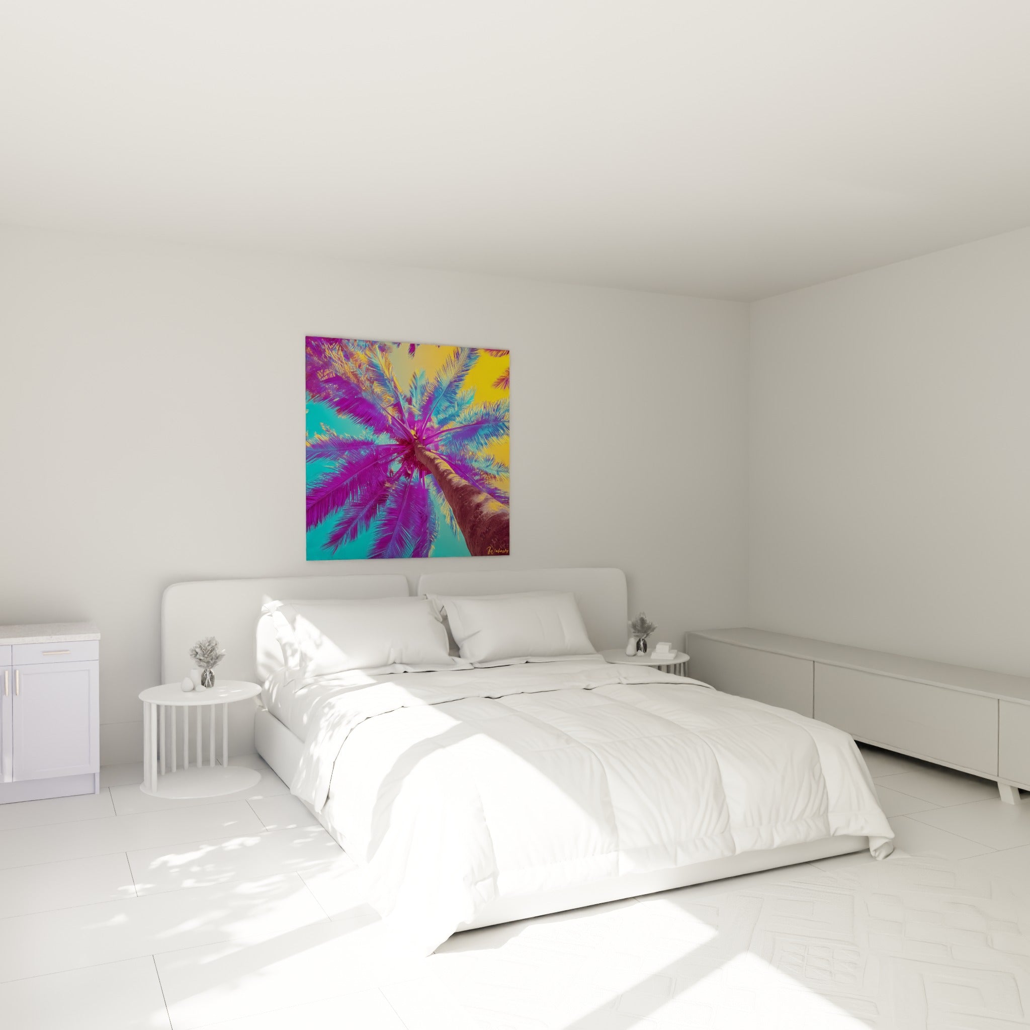 Feuillage de palmier violet et turquoise déployé au-dessus d'un lit dans une chambre claire