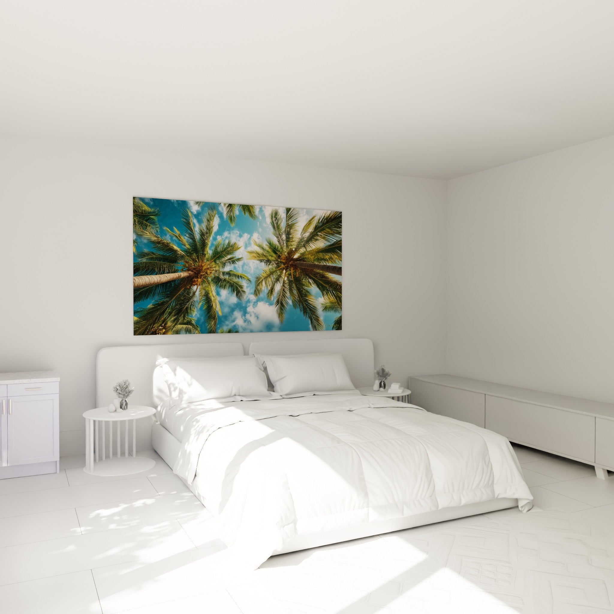 Palmiers verts et ciel bleu nuageux accrochés au-dessus d'un lit dans une chambre claire