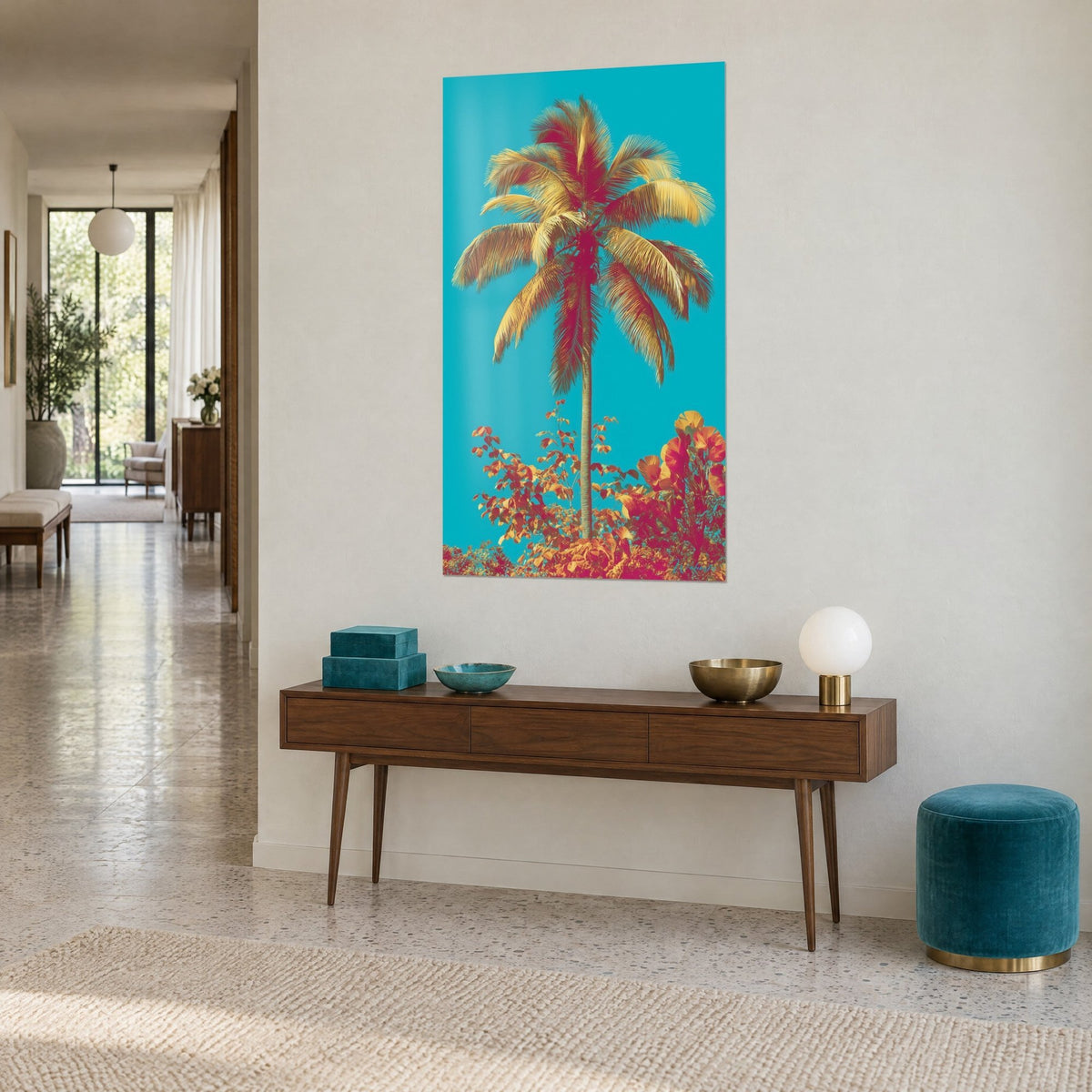 Schilderij met slanke tropische boom, safraankleurig en magenta gebladerte, oranje struiken aan de voet, op een beige muur naast een houten console