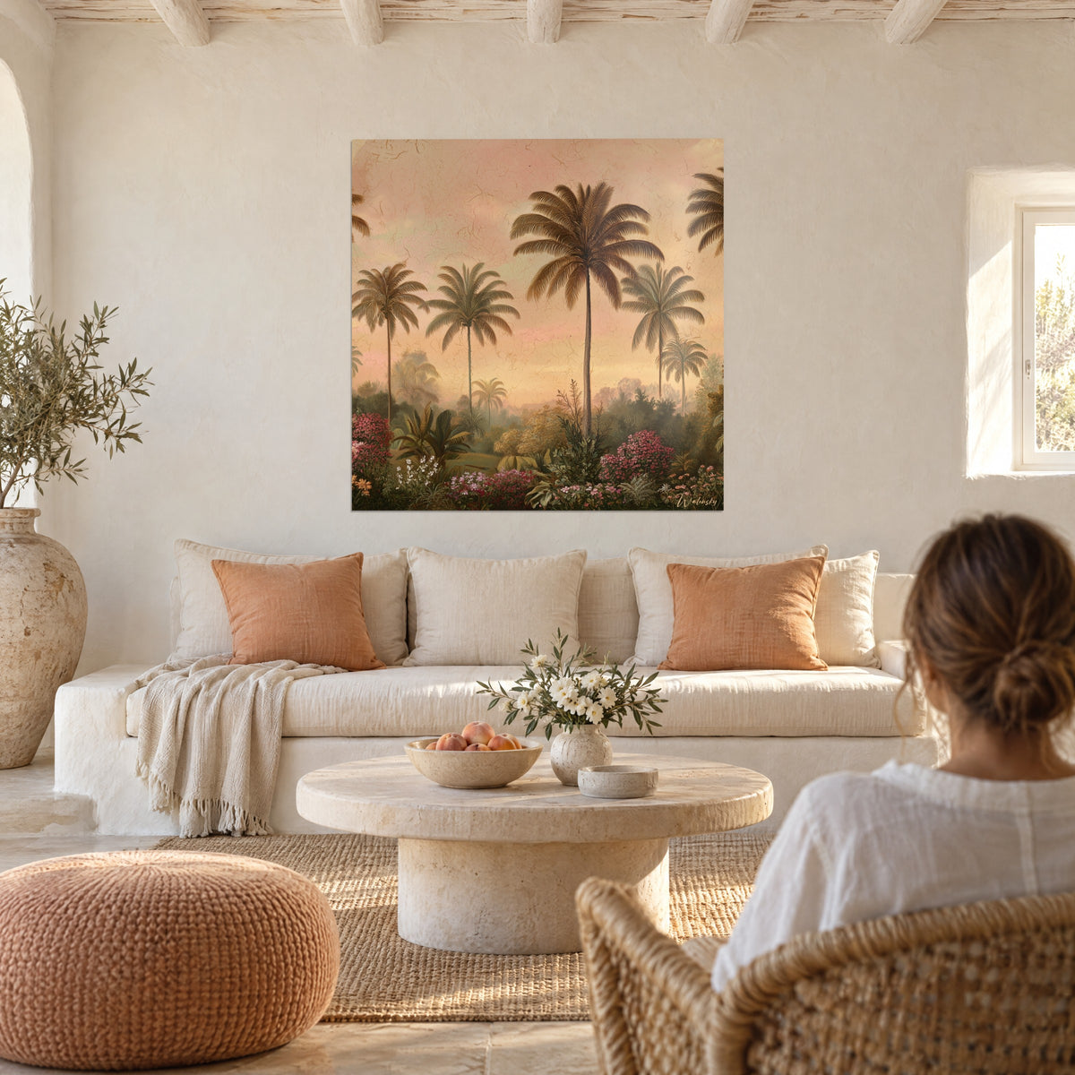 Cuadro palmeras marrones erguidas sobre un cielo rosa agrietado, macizo de flores fucsia, encima de un sofá en un salón luminoso