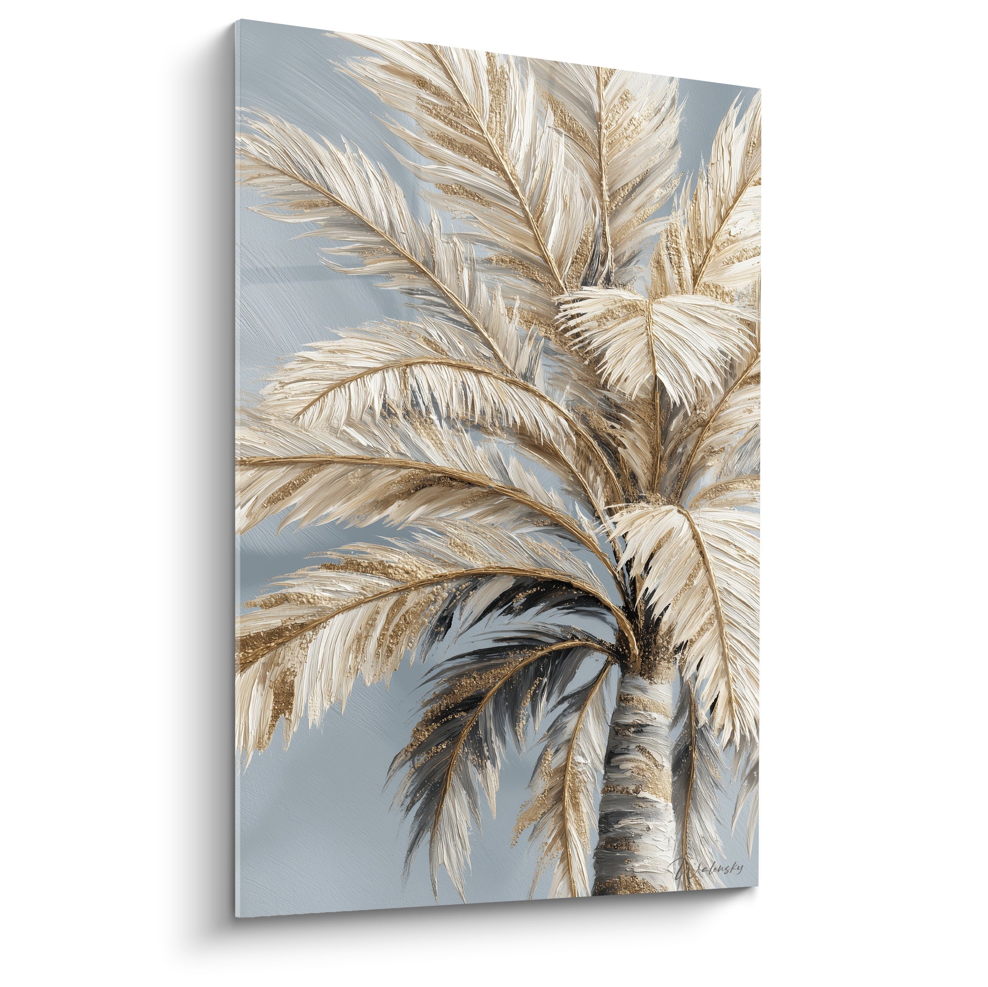 Palmier doré aux palmes ivoire déployées sur fond bleu gris, style pictural texturé