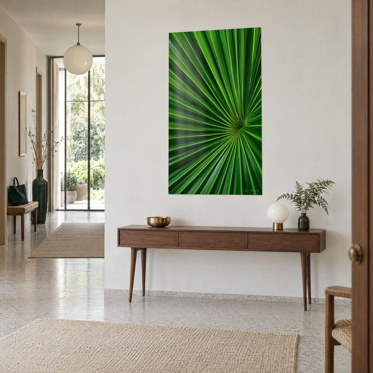 Cuadro hoja de palma radiante, nervios verde intenso y amarillo vivo que convergen en un centro oscuro, sobre una consola de madera