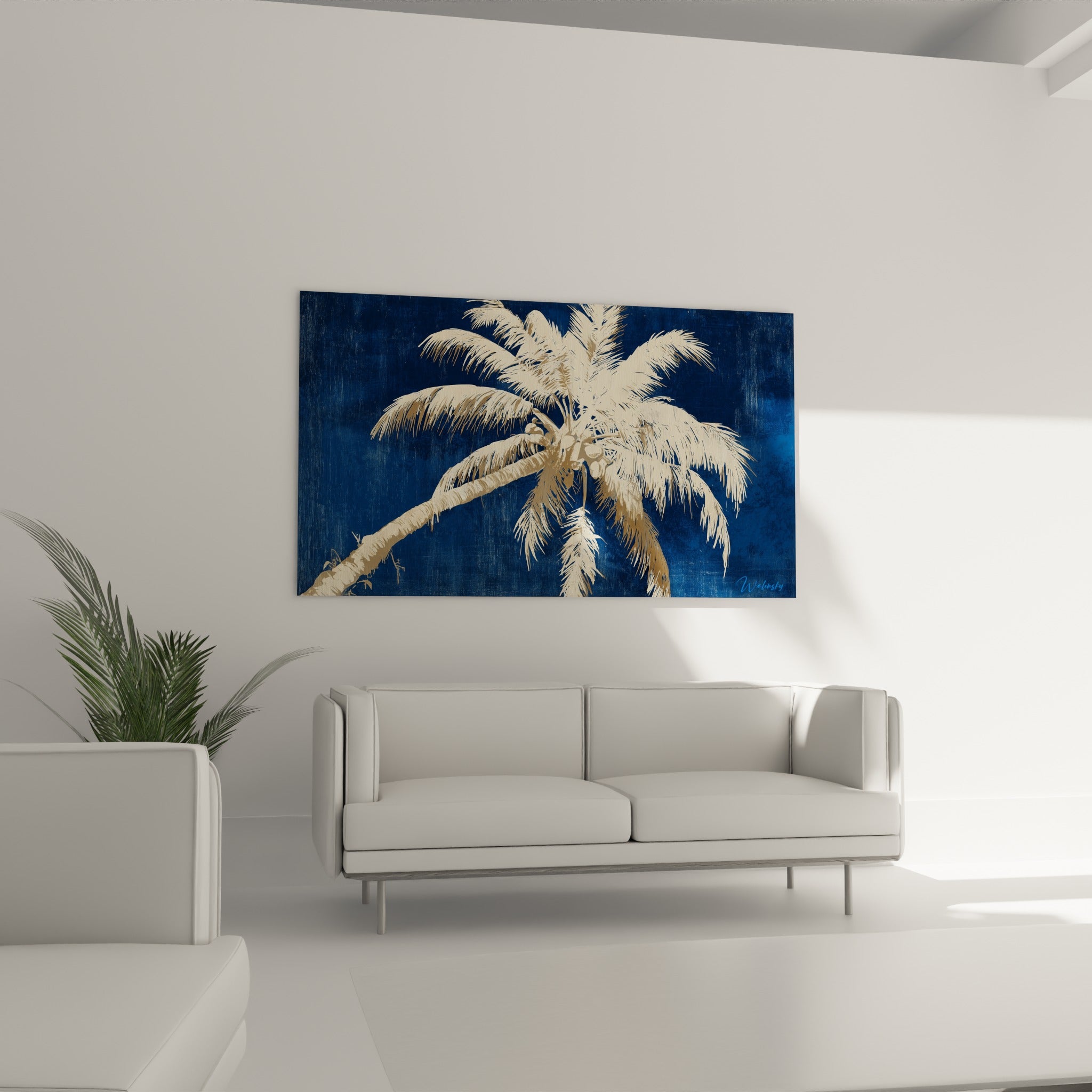Silhouette de palmier doré sur bleu marine profond, disposée au-dessus d'un canapé dans un salon lumineux