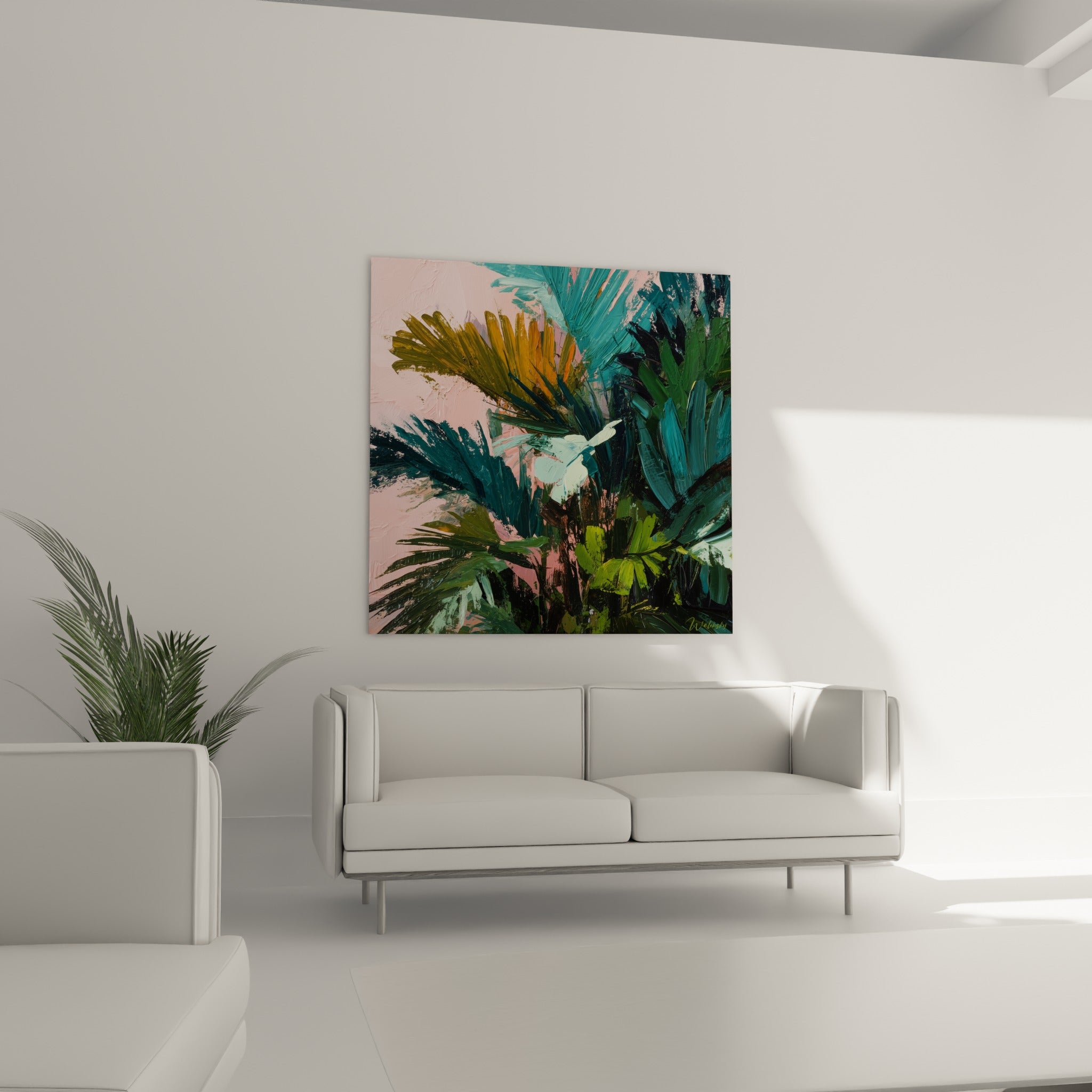 Palmes vertes et touches ocre accrochées au-dessus d'un canapé dans un salon lumineux