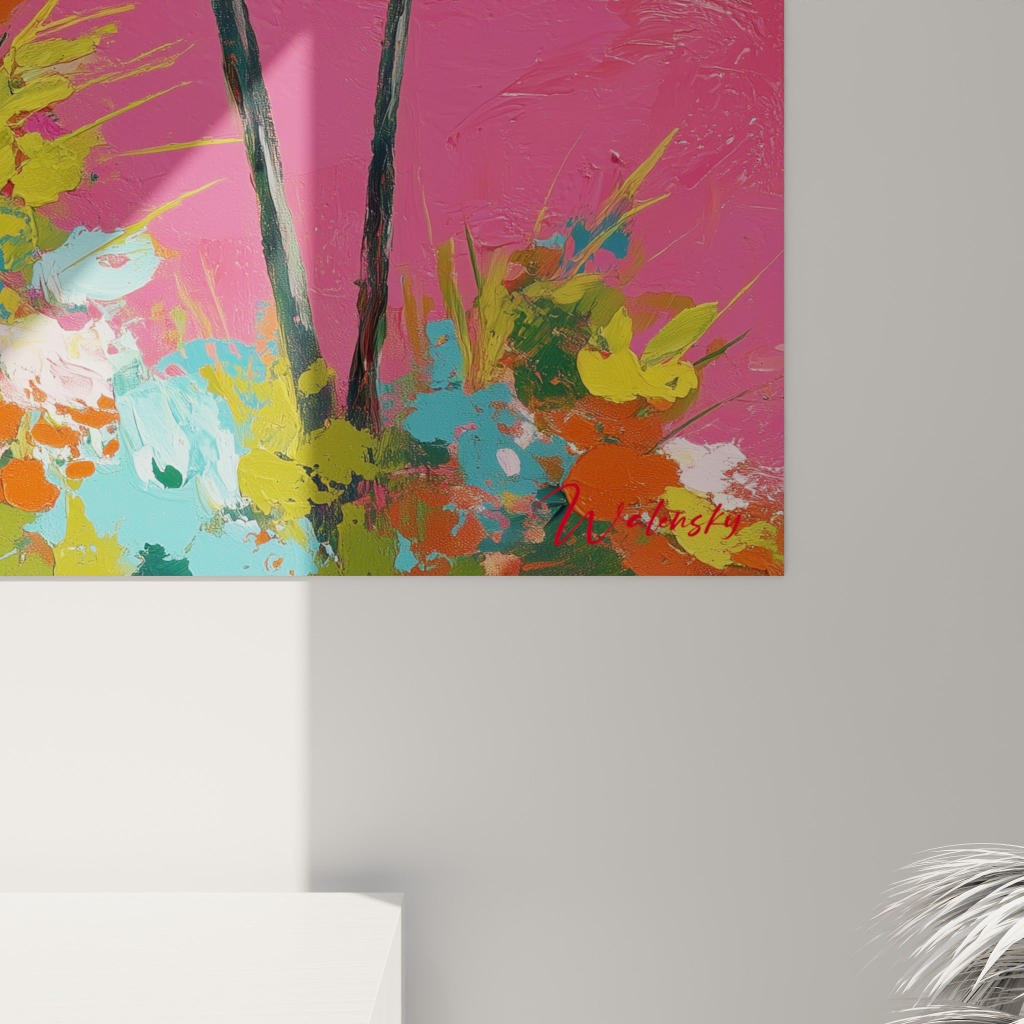 Empâtements de peinture turquoise et jaune moutarde formant les palmes, coulures visibles sur fond rose intense