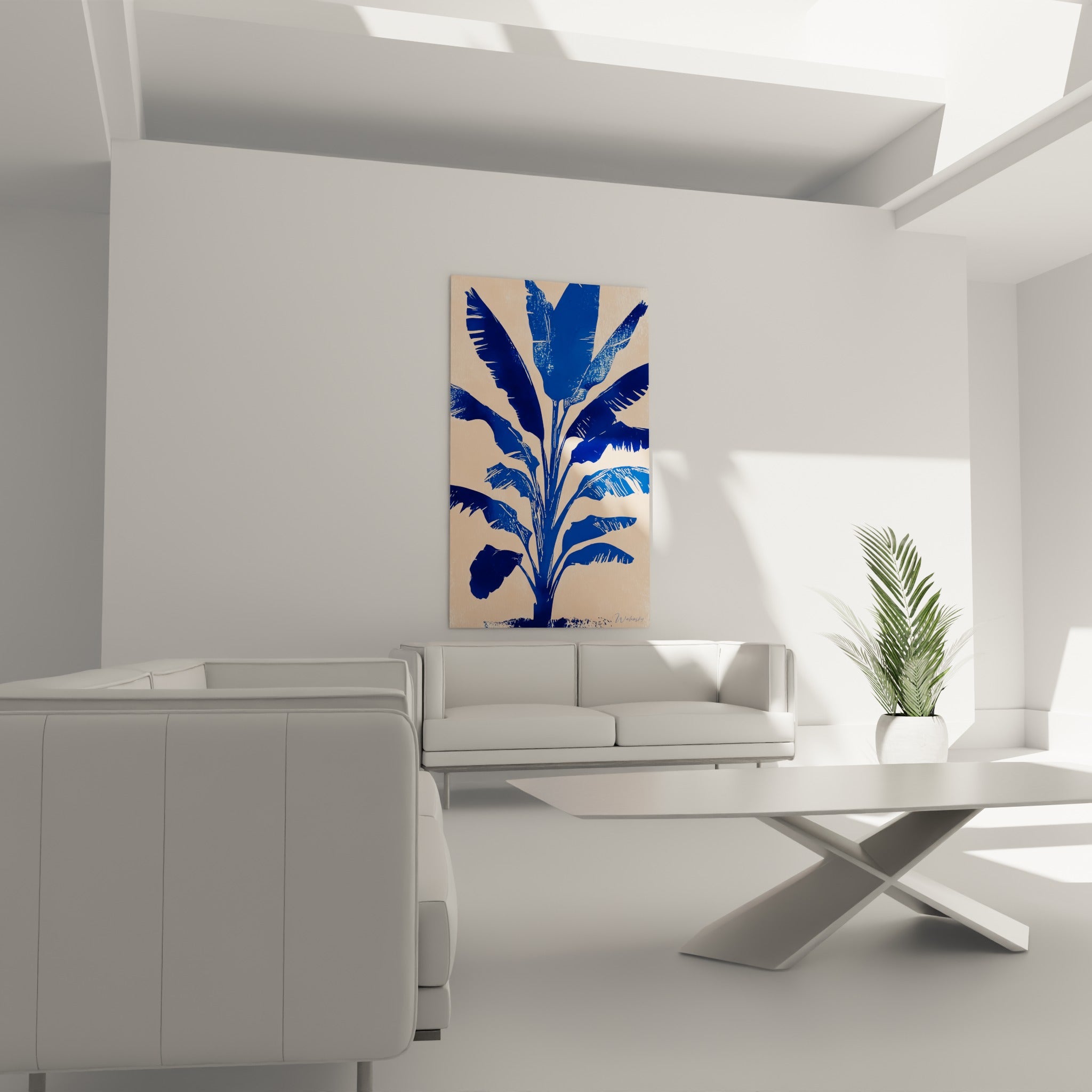 Bananier aux feuilles bleu marine tranchées sur fond rosé, suspendu au-dessus d'un canapé dans un salon lumineux