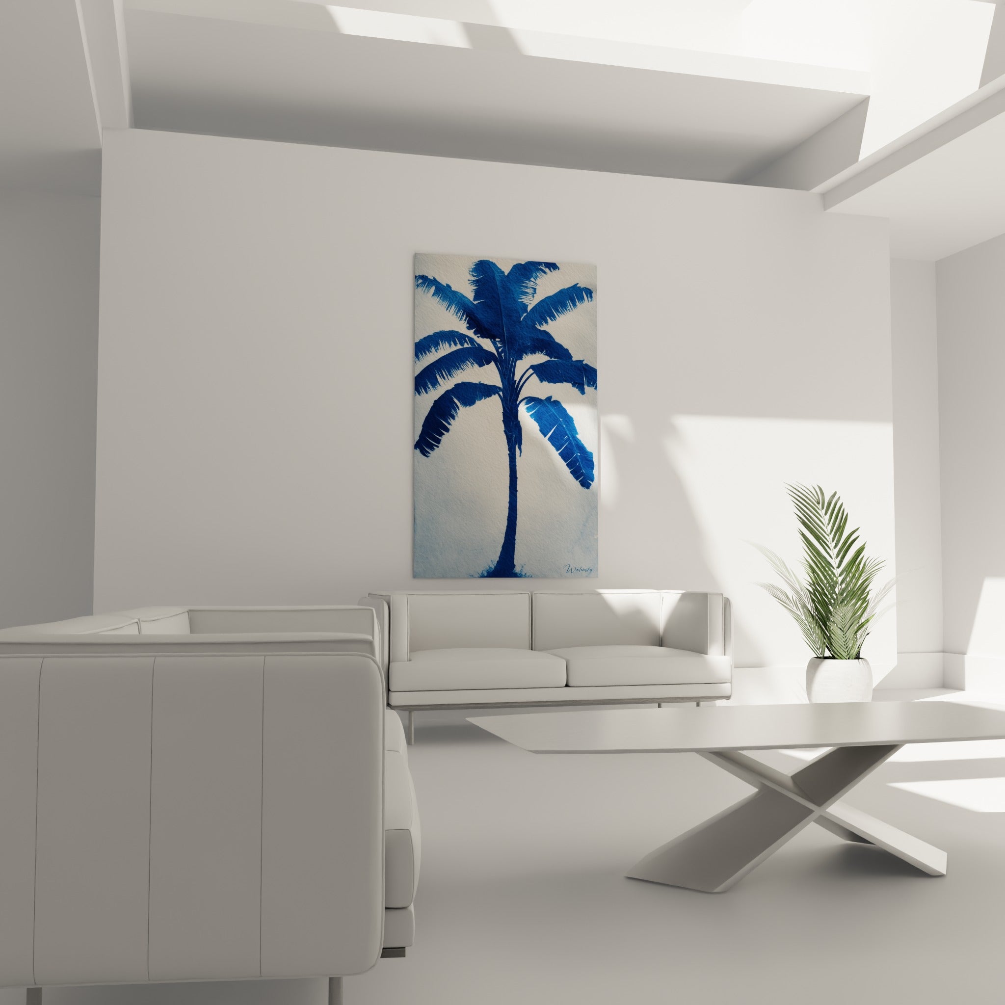 Feuilles de palmier bleu marine en éventail sur fond blanc cassé, suspendues au-dessus d'un canapé dans un salon lumineux