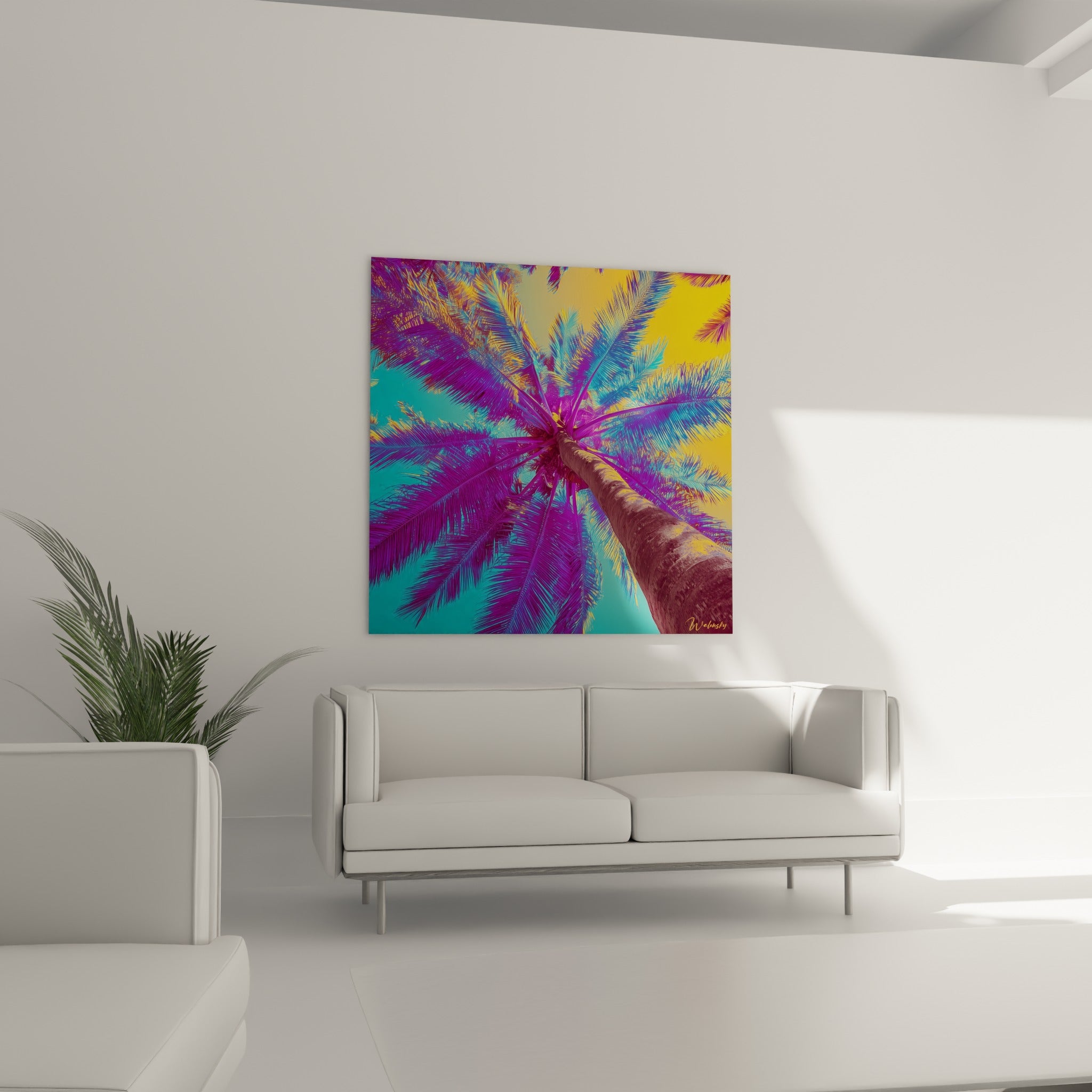Palmes tropicales dorées et violettes accrochées au-dessus d'un canapé dans un salon lumineux