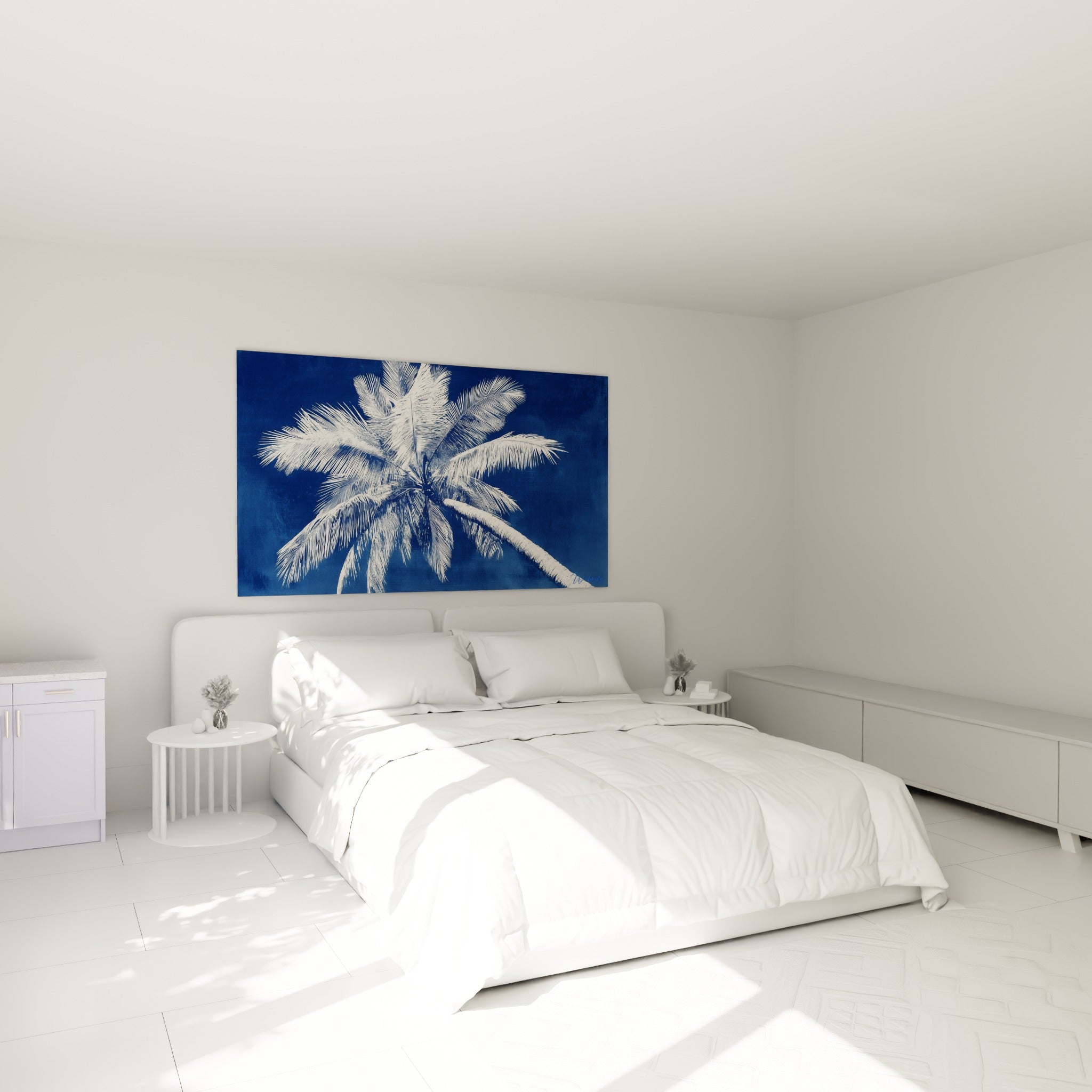 Feuillage de palmier blanc se détachant sur fond bleu marine, au-dessus d'un lit dans une chambre claire