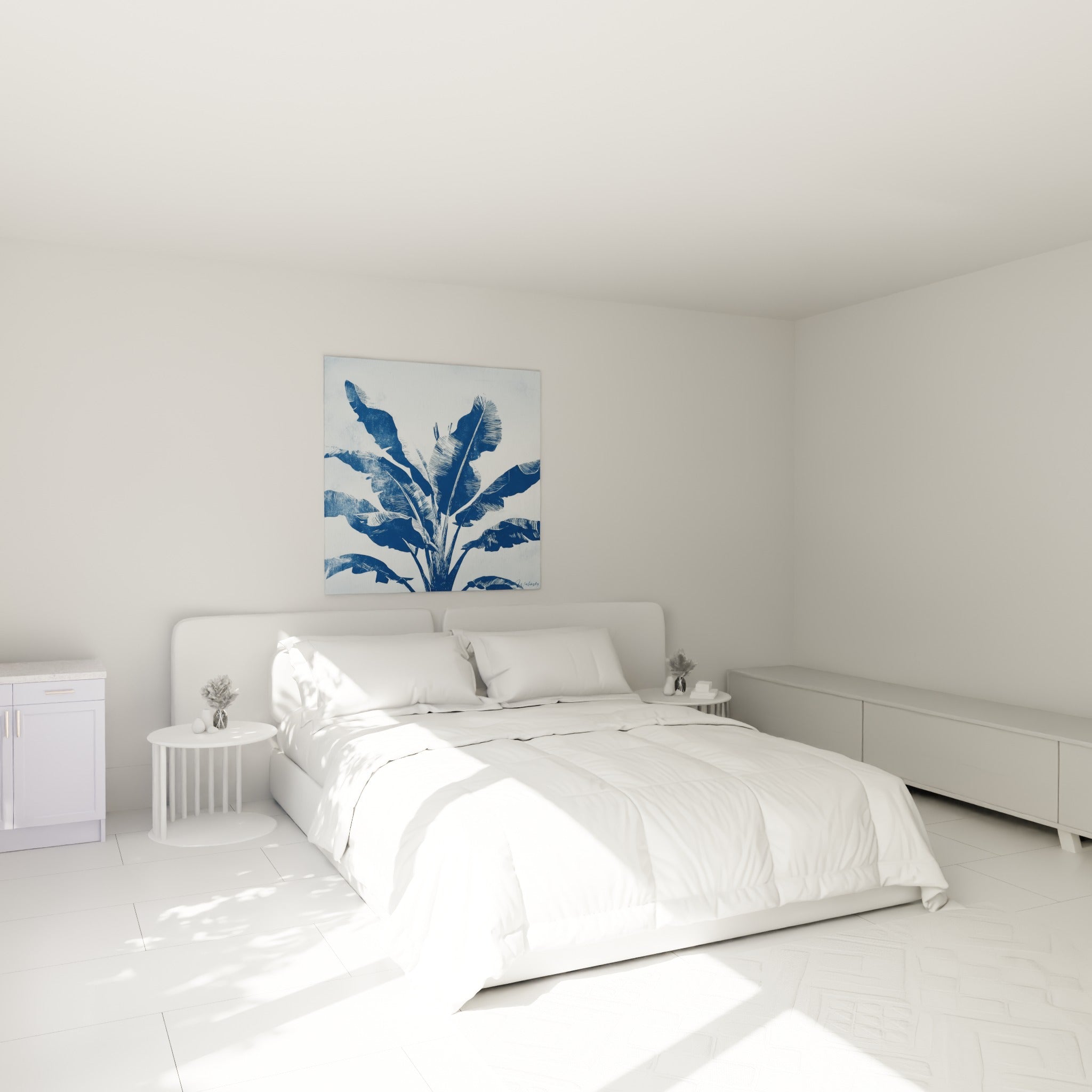 Feuillage bleu marine et blanc cassé du bananier accroché au-dessus d'un lit dans une chambre claire
