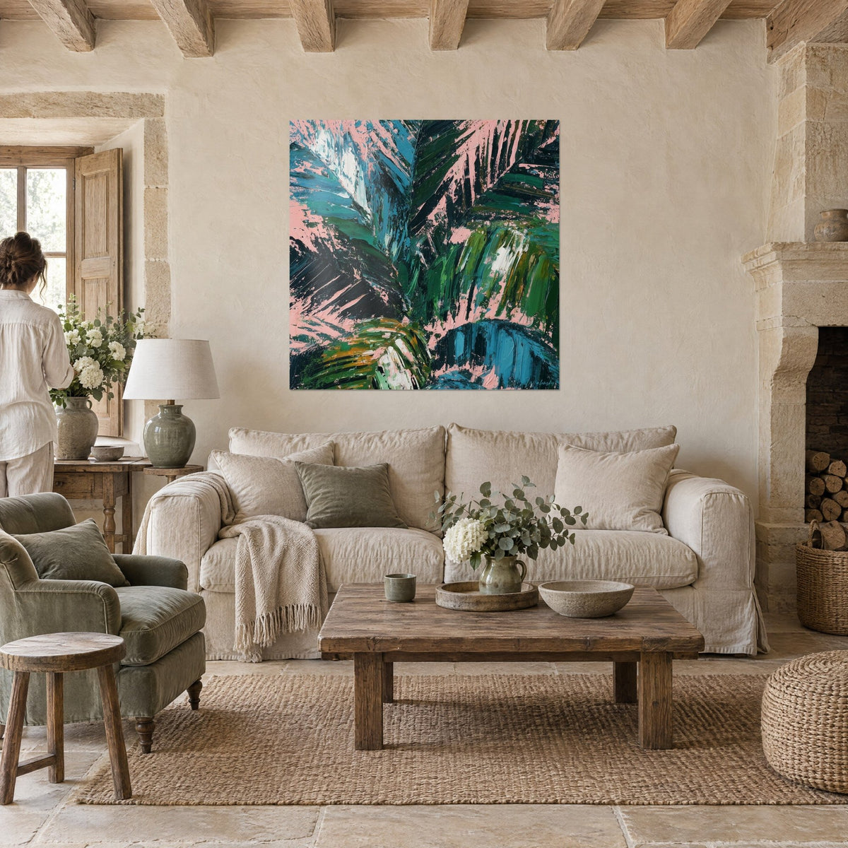 Cuadro de hojas de palmera tropicales con pinceladas anchas de espátula, verde profundo y rosa empolvado, sobre un sofá en un salón luminoso