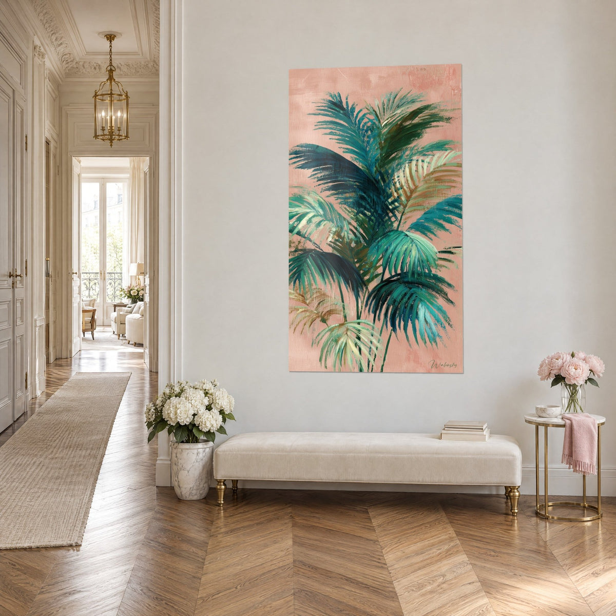 Schilderij tropische palmbladeren in smaragdgroen en oker op een lichtroze muur, visgraatparket en witte bloemen, Haussmann-appartement