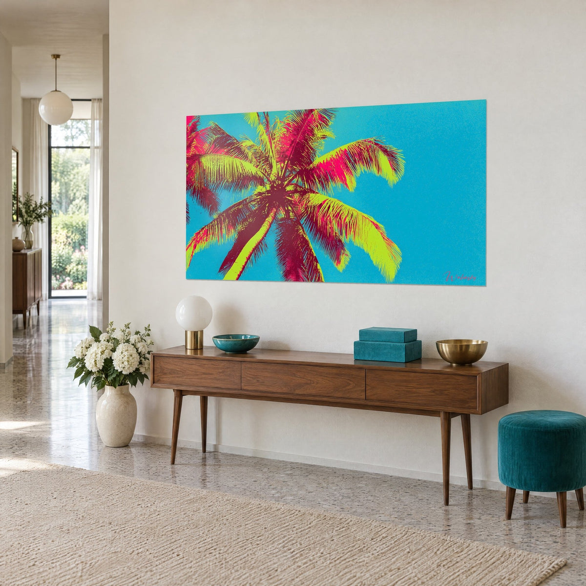 Quadro cocco visto dal basso, fronde giallo-verde e magenta su sfondo blu laguna, appeso alla parete di un corridoio sopra una console in legno