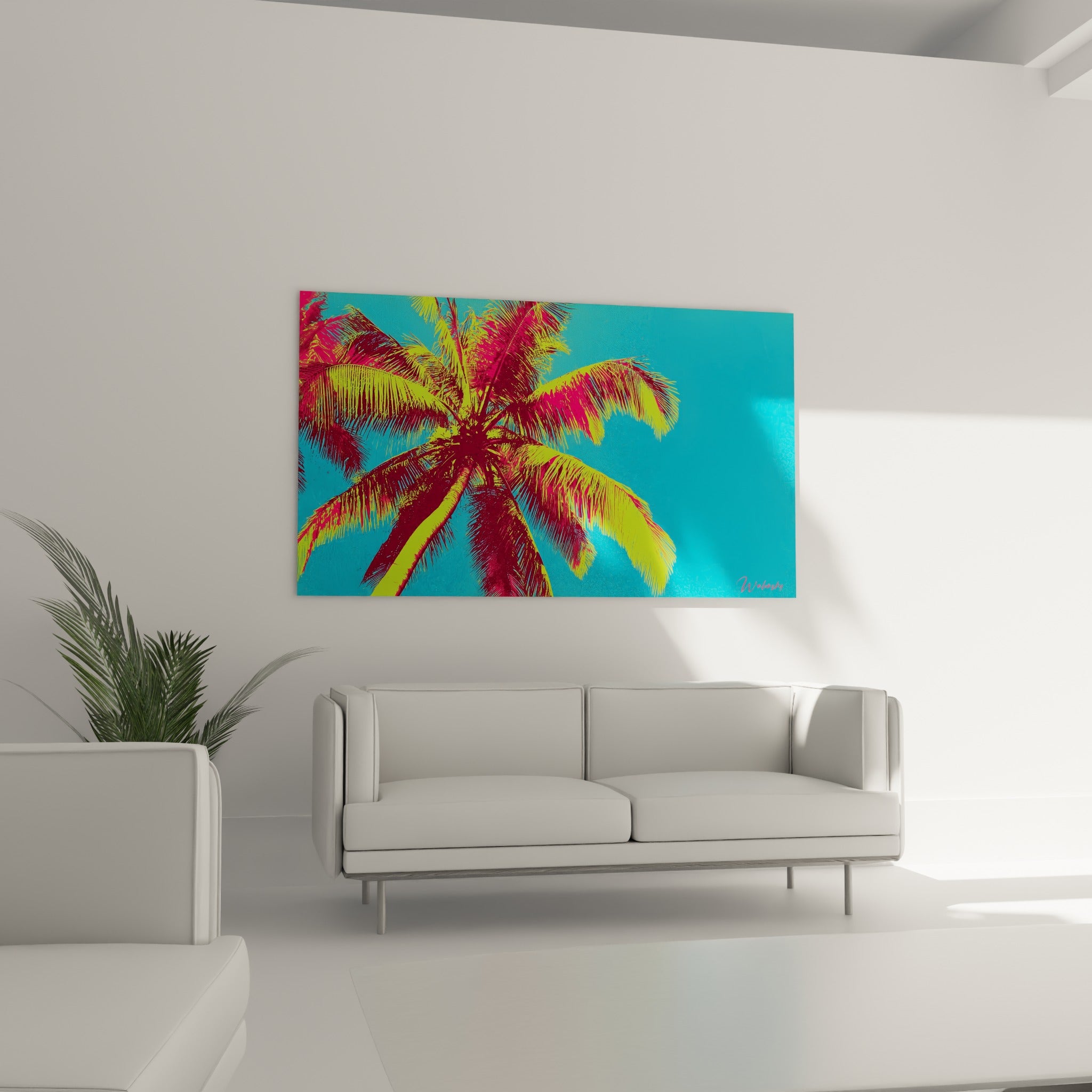 Palmes graphiques bordeaux et jaune fluo d'un palmier tropical au-dessus d'un canapé dans un salon lumineux
