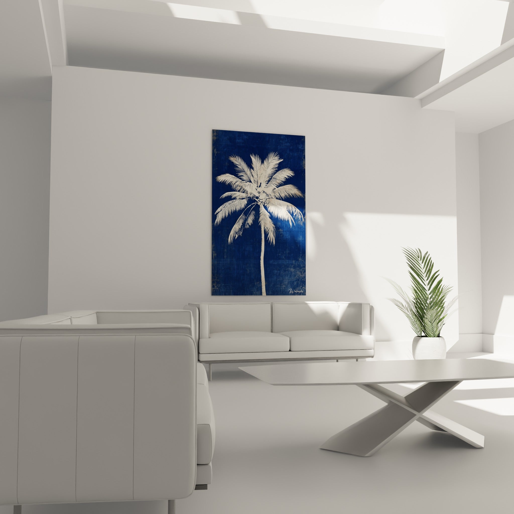 Palmier blanc cassé se détachant sur fond bleu nuit, suspendu au-dessus d'un canapé dans un salon lumineux