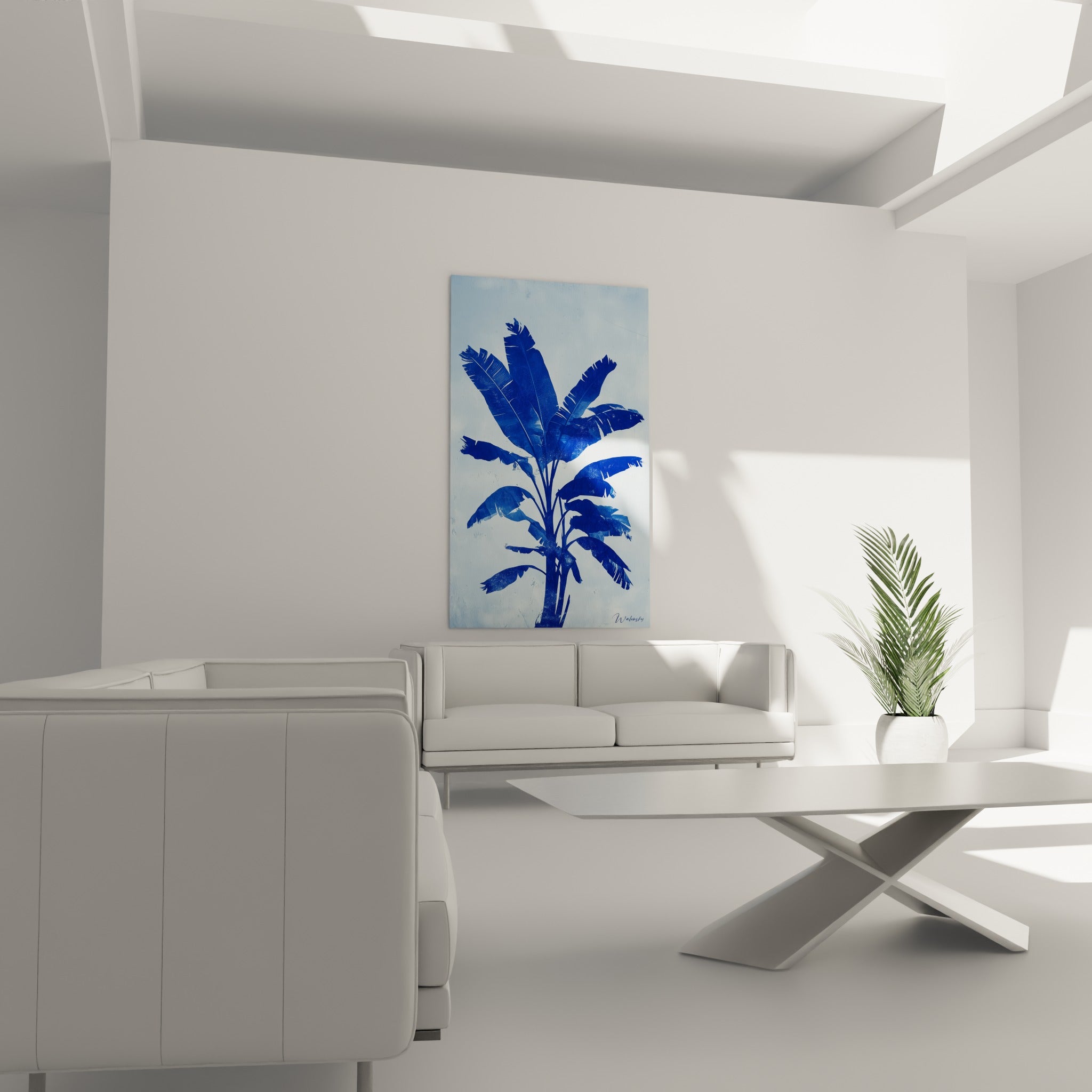 Silhouette de palmier bleu marine sur fond bleu clair au-dessus d'un canapé dans un salon lumineux