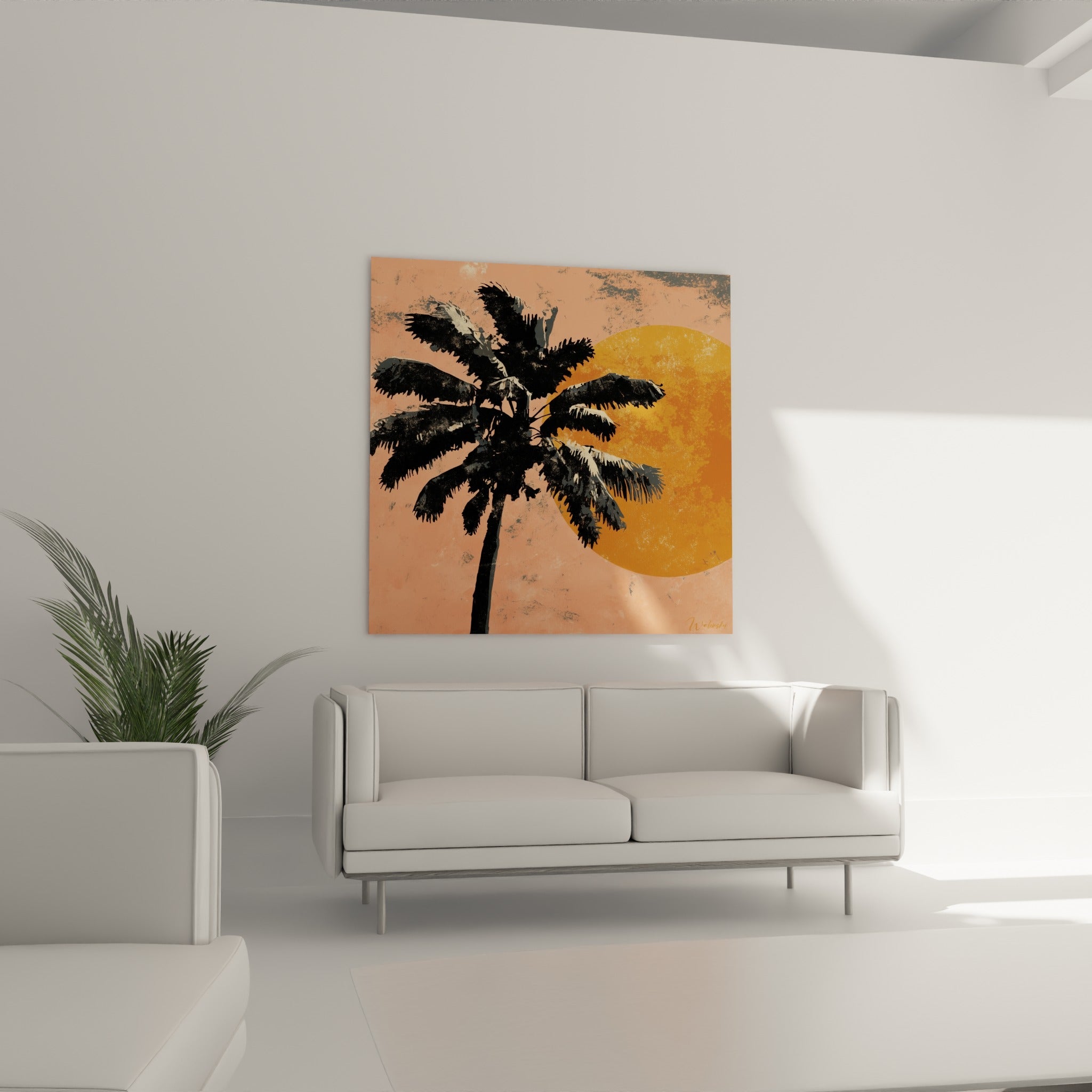 Feuillage sombre du palmier détaché sur fond corail, accroché au-dessus d'un canapé dans un salon lumineux