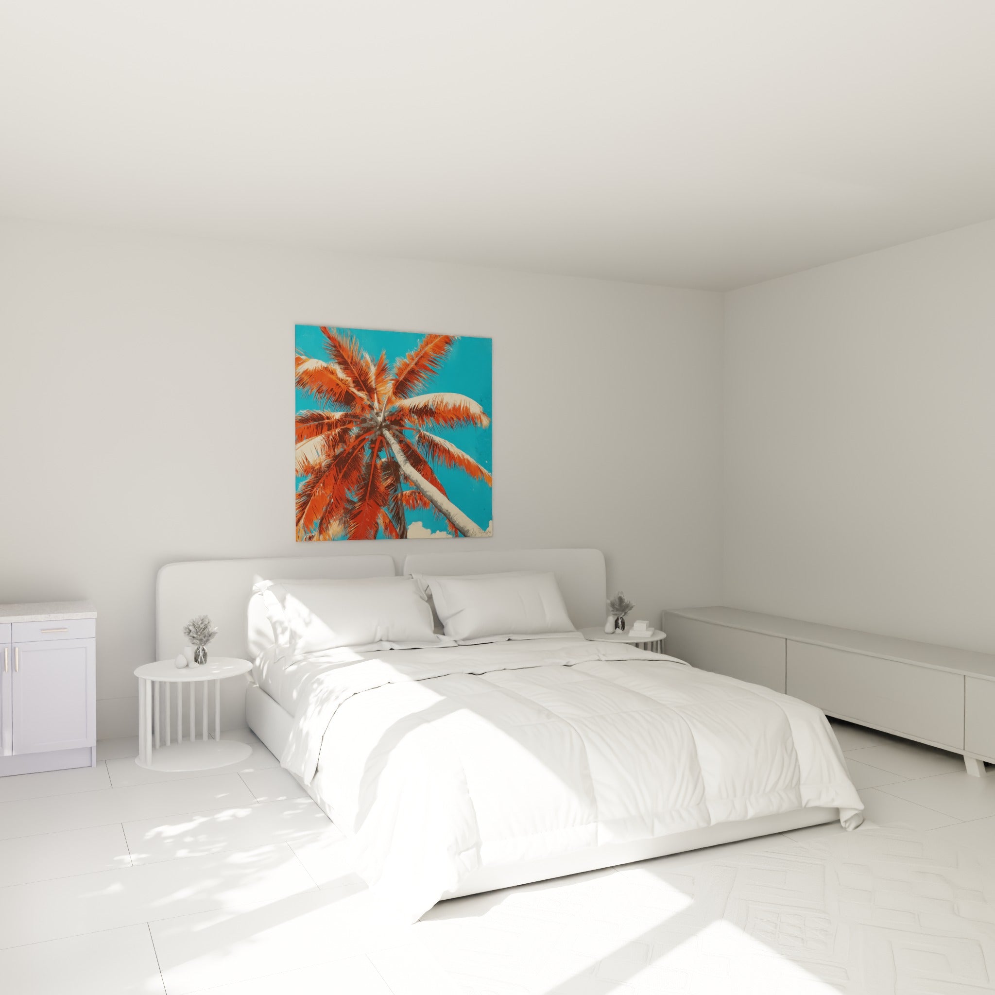 Feuillage orangé du palmier contrastant avec le ciel turquoise, au-dessus d'un lit dans une chambre claire