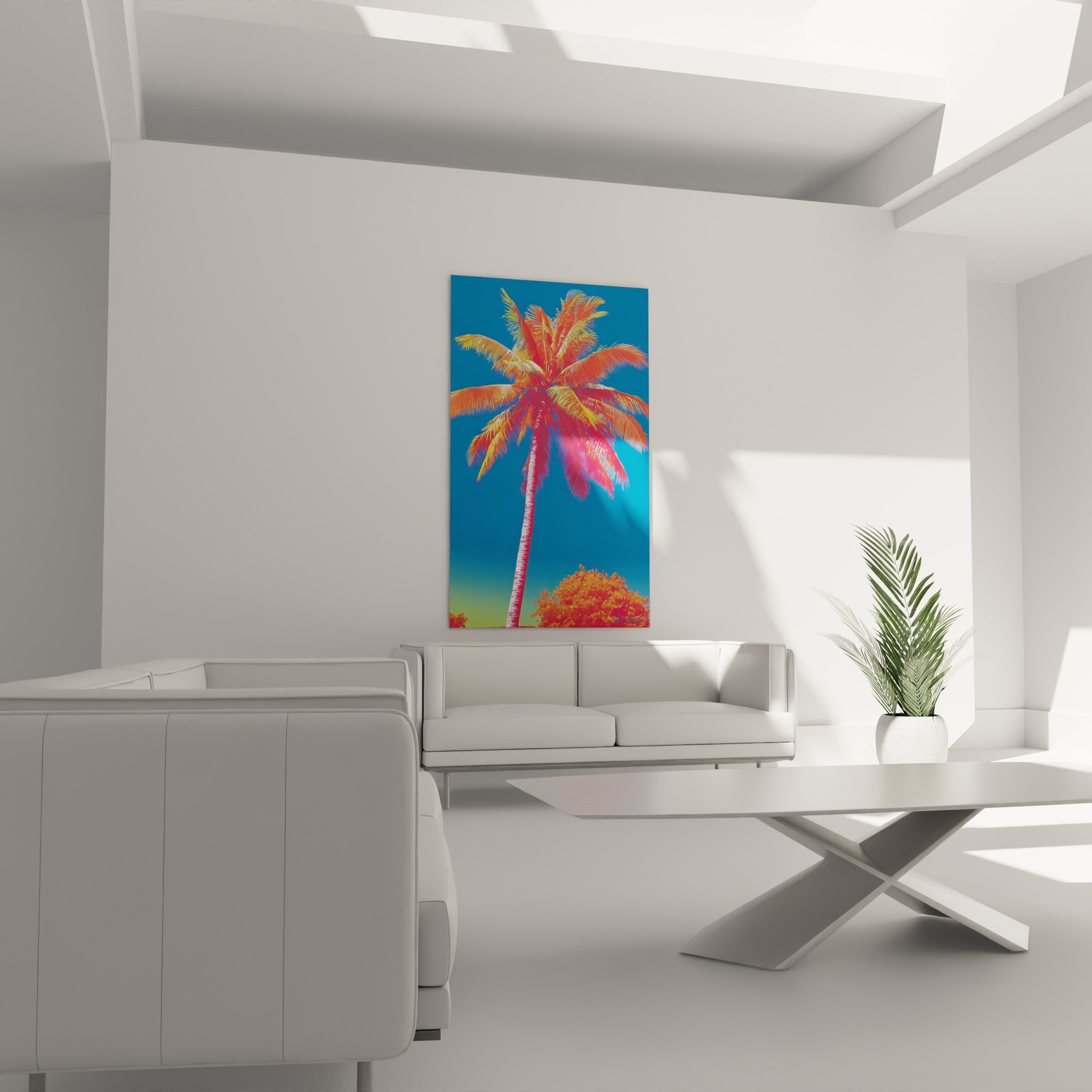 Feuillage rouge orangé du palmier sur ciel bleu marine au-dessus d'un canapé dans un salon lumineux
