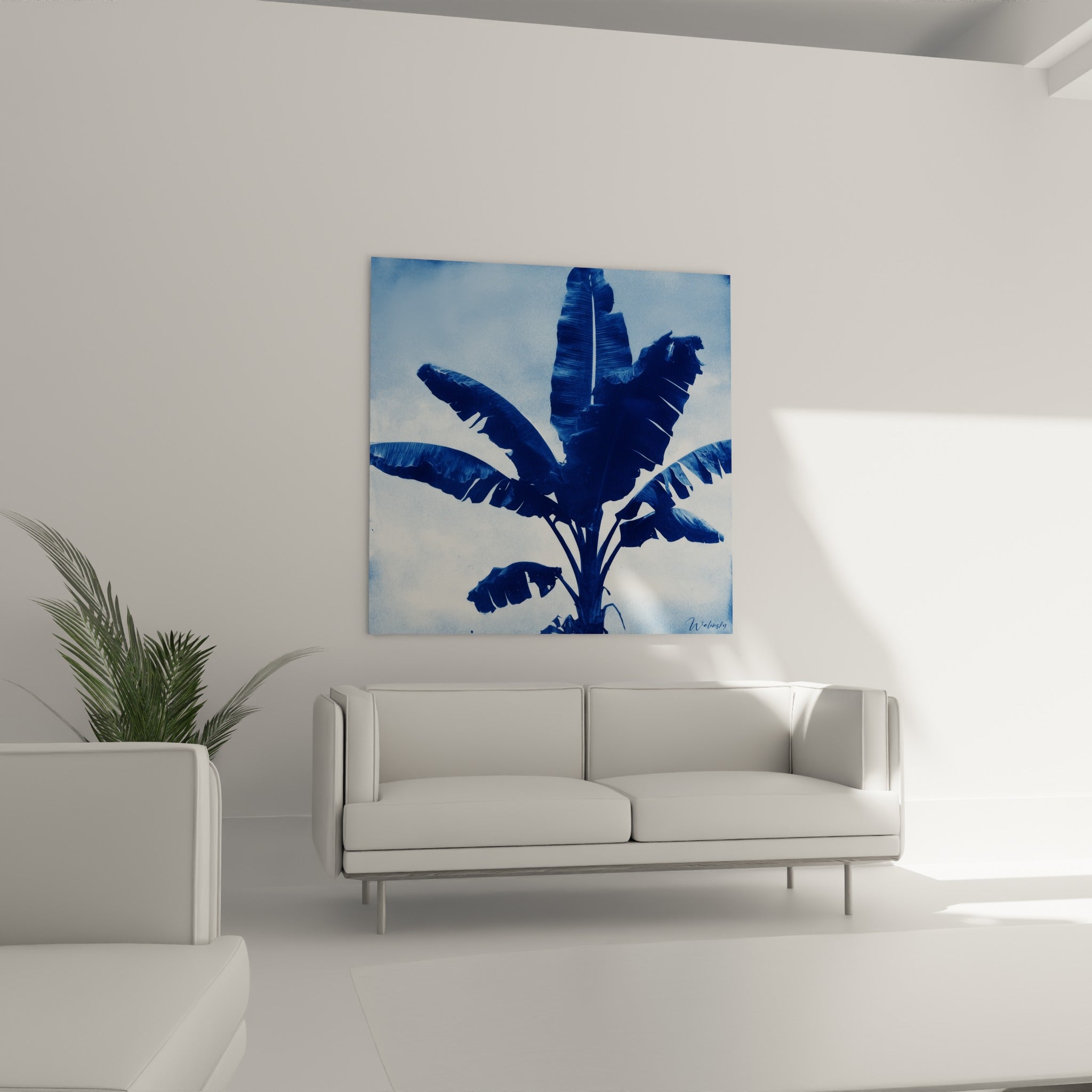 Silhouette de Palmier bleu marine se détachant sur fond clair, disposée au-dessus d'un canapé dans un salon lumineux
