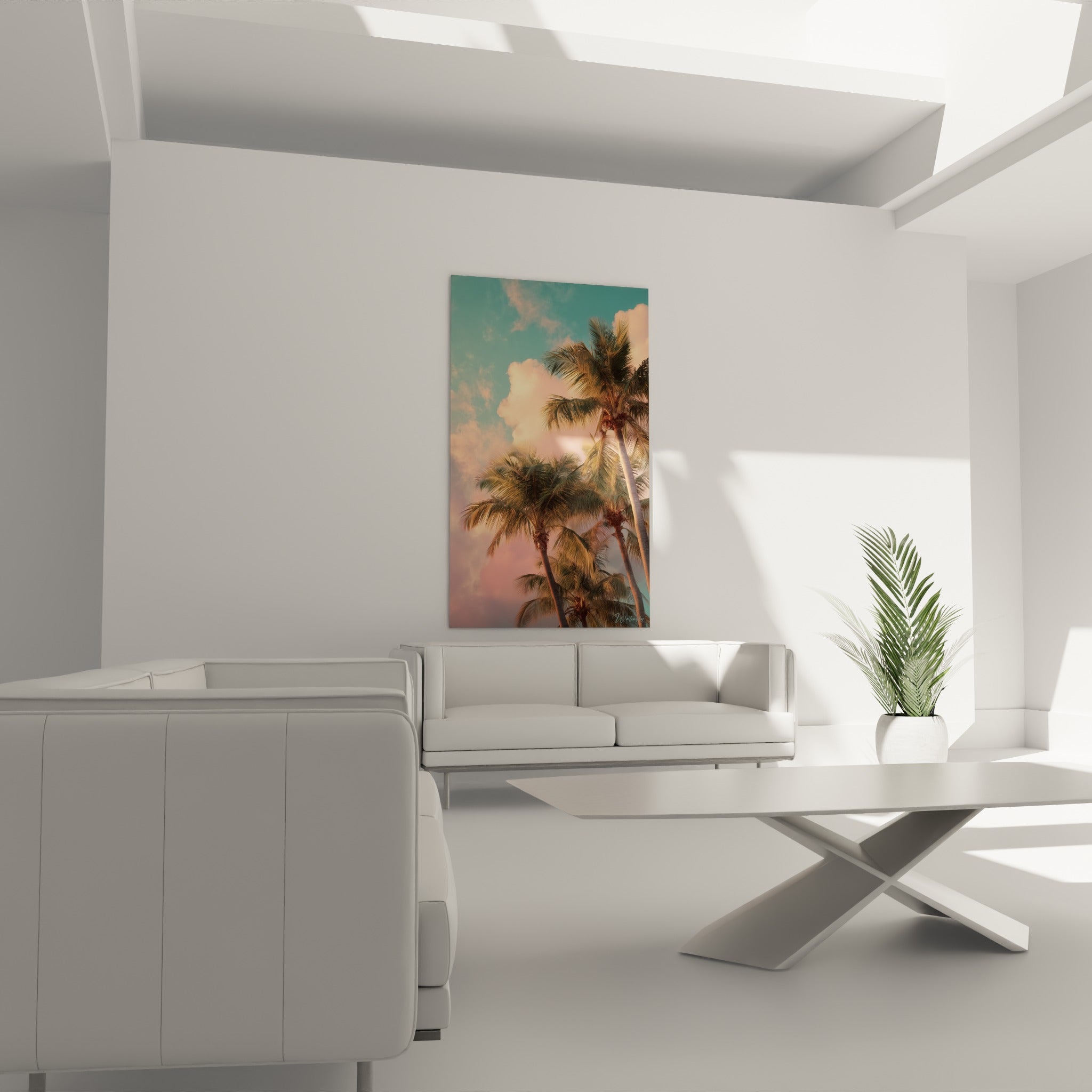 Feuillage de palmiers détaillé sur fond rose corail et turquoise, au-dessus d'un canapé dans un salon lumineux