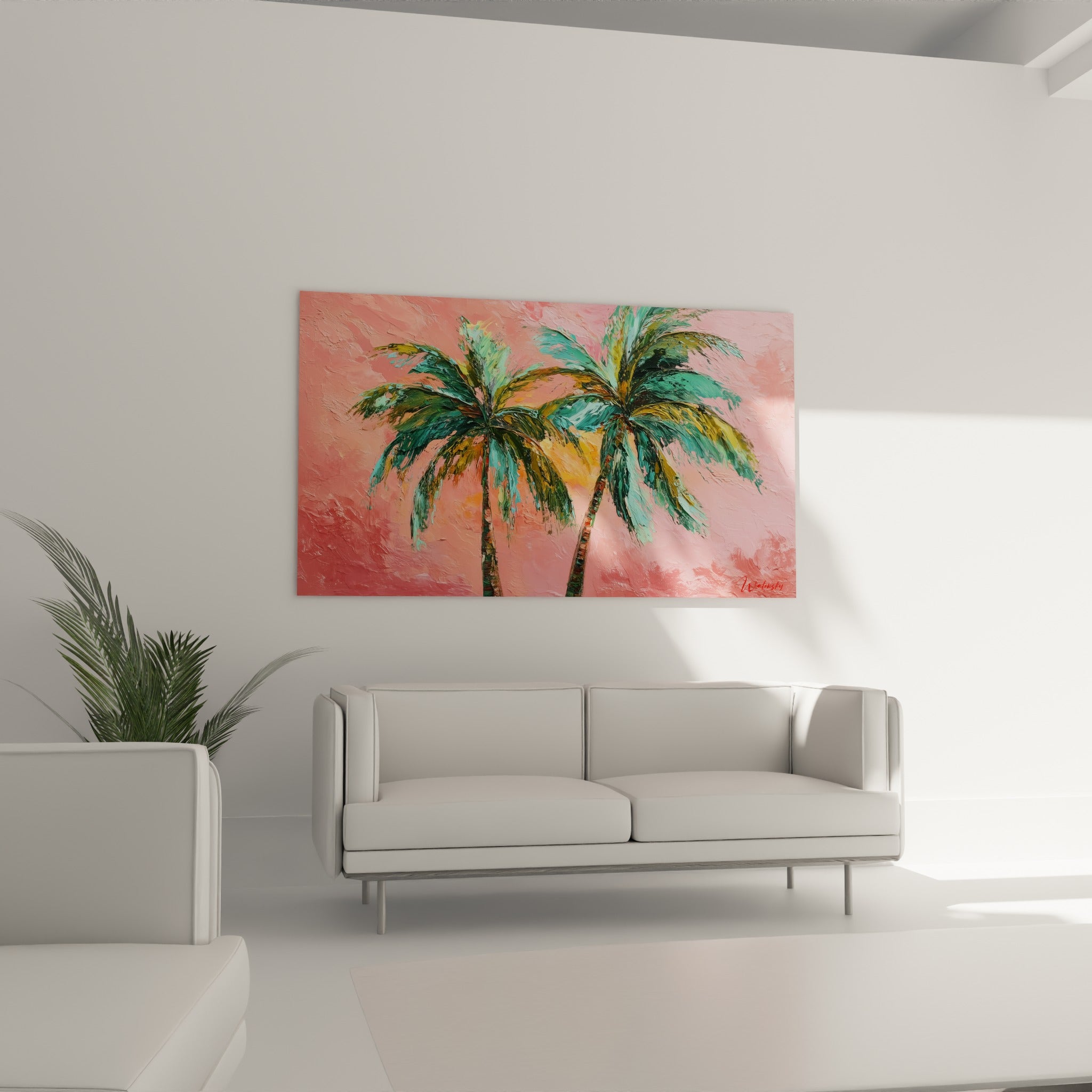 Feuillage tropical vert olive et fond rose orangé du palmier, suspendu au-dessus d'un canapé dans un salon lumineux.