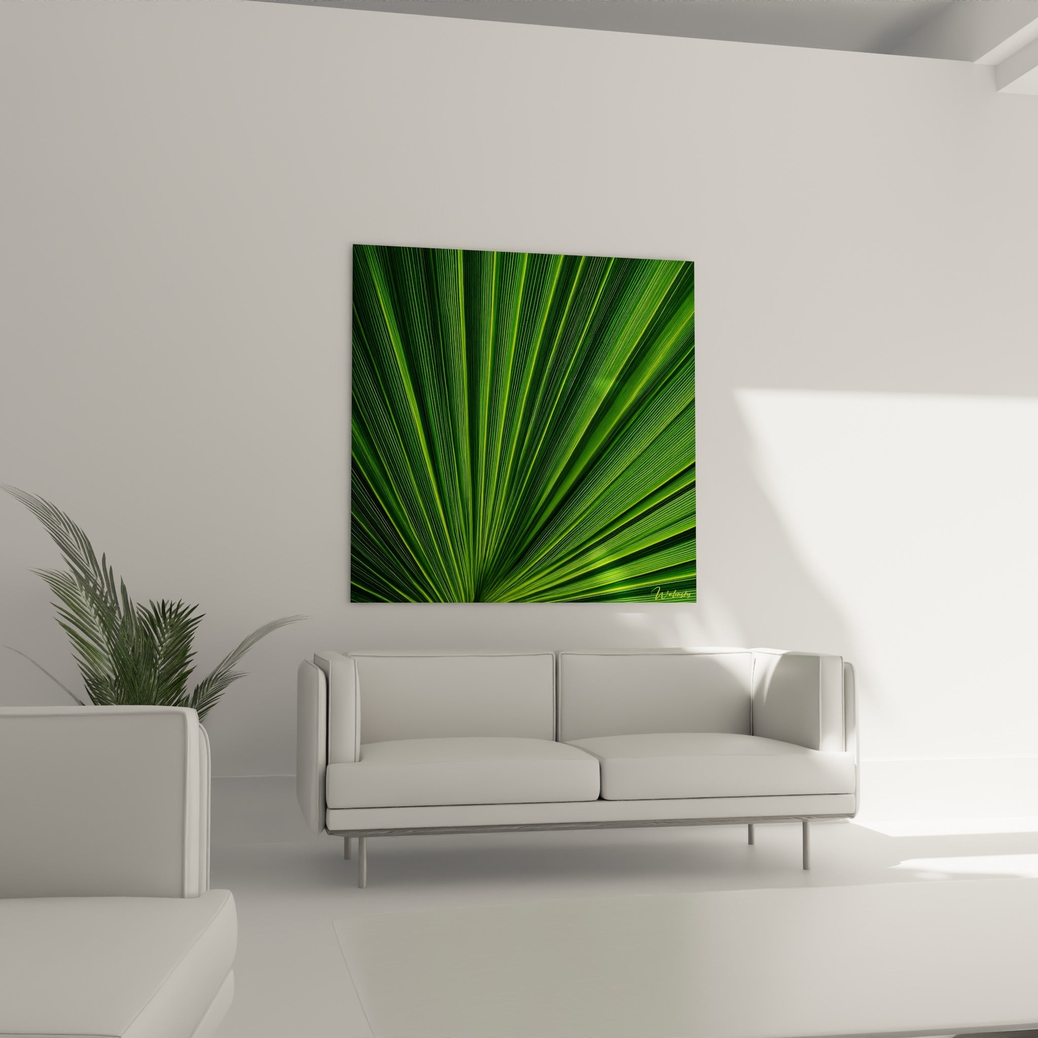 Nervures de palmier doré et vert émeraude disposées au-dessus d'un canapé dans un salon lumineux