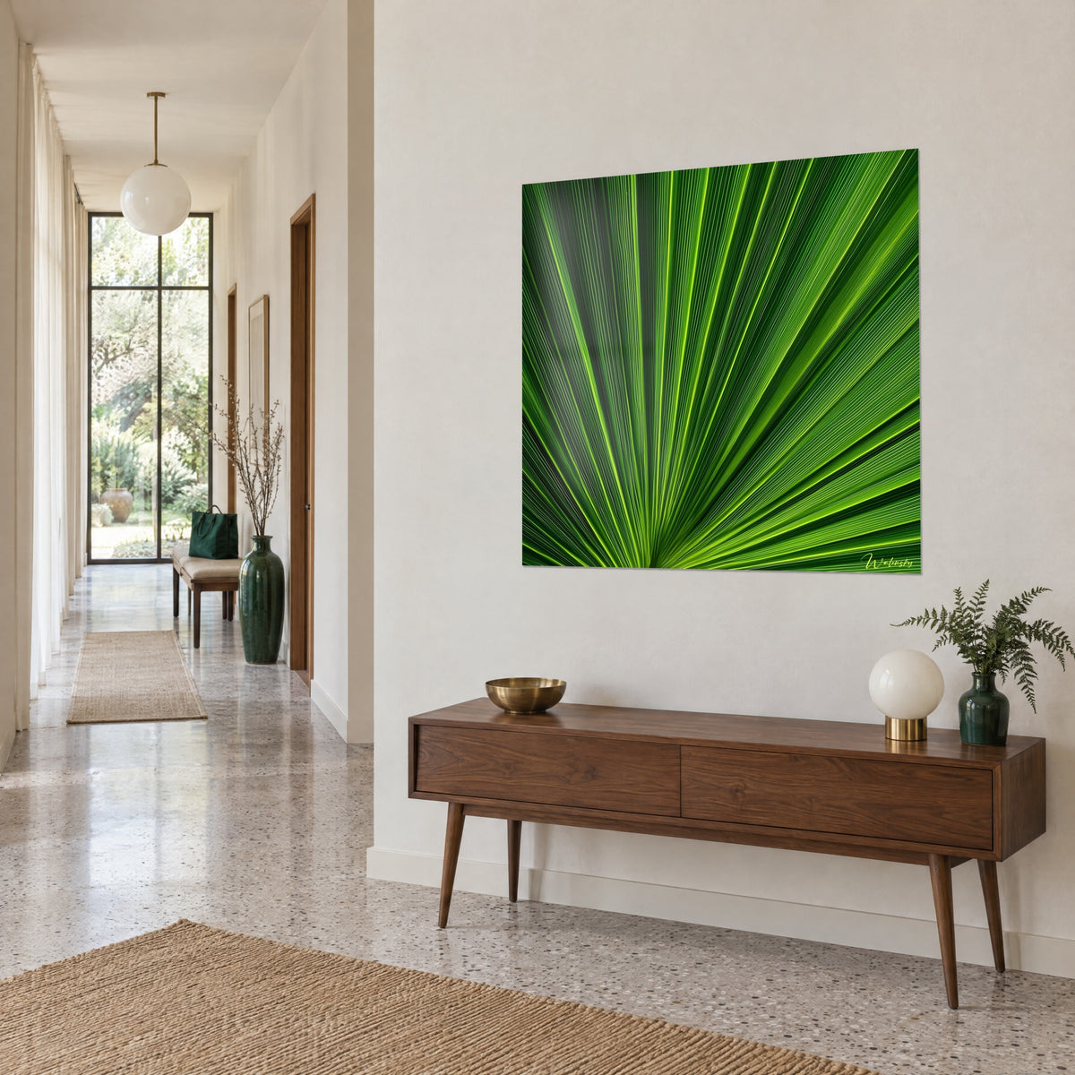 Schilderij van een tropisch waaierblad met fijne strepen in dennengroen en limoengeel, drie-kwart zicht in een lichte gang met houten console