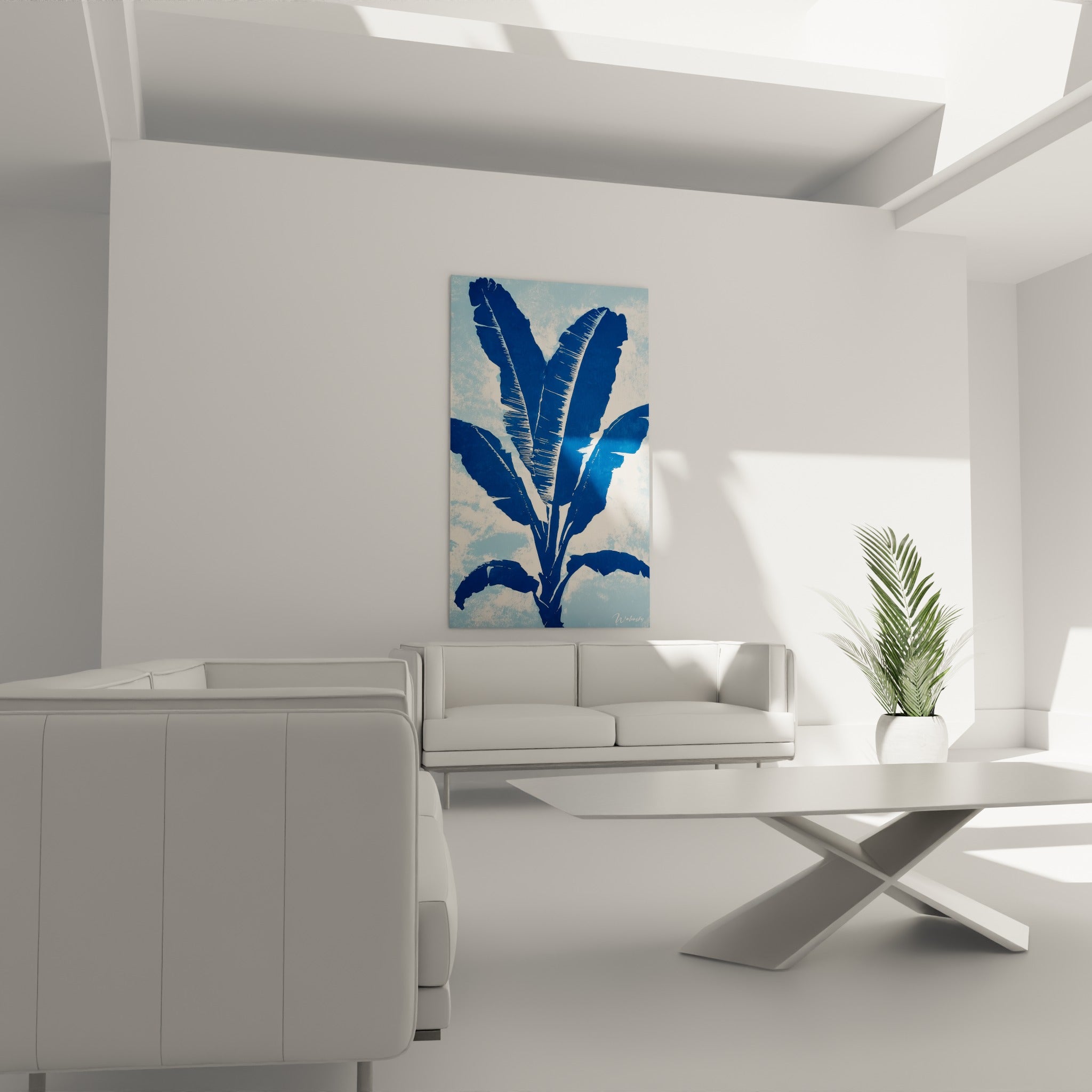 Palmier stylisé aux tons bleu marine et blanc cassé placé au-dessus d'un canapé dans un salon lumineux