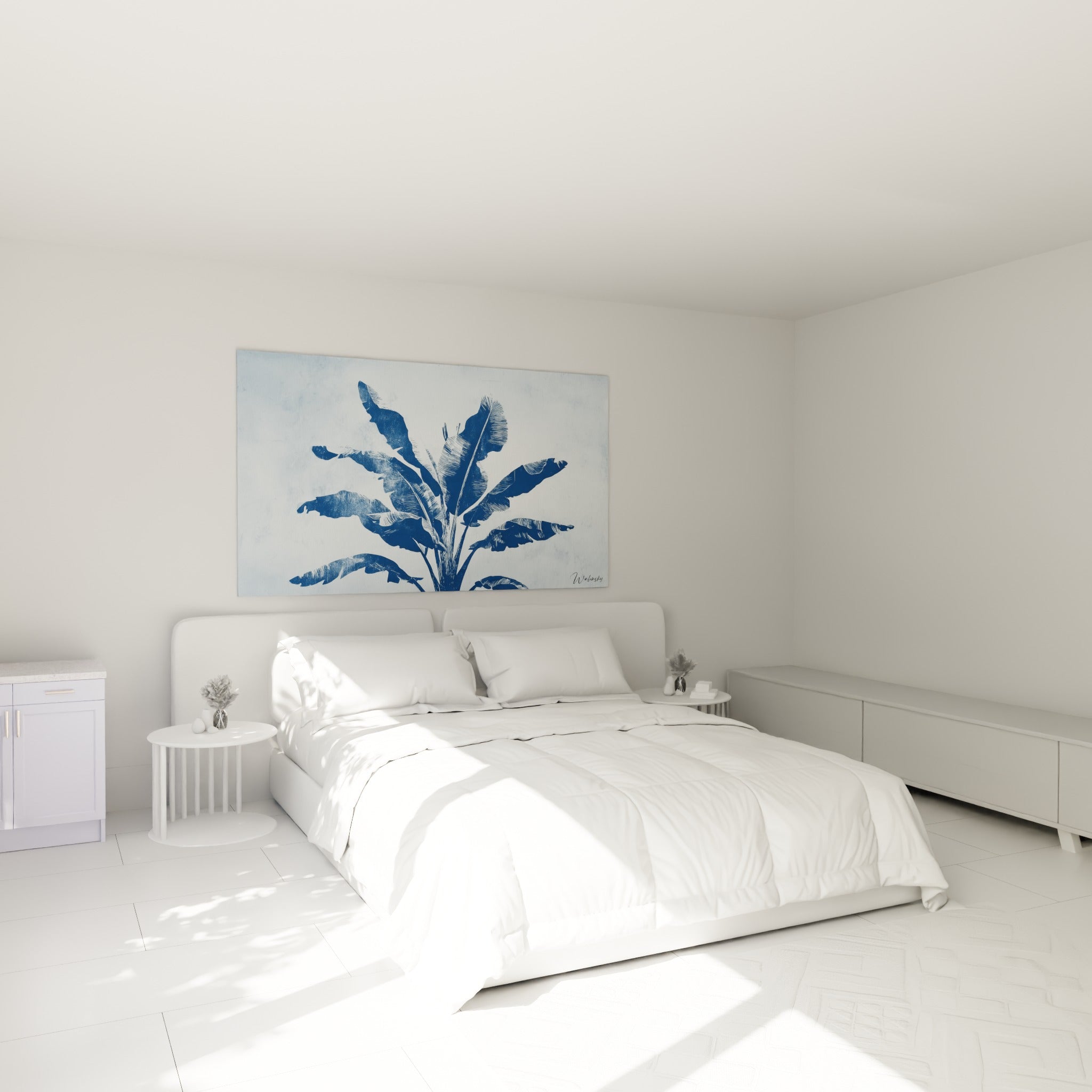 Feuilles de bananier bleu marine sur fond pastel, accrochées au-dessus d'un lit dans une chambre claire
