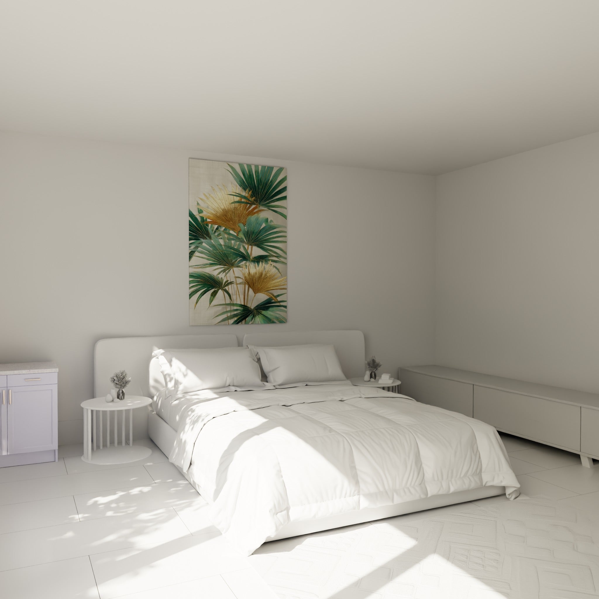 Feuilles de palmier doré et vert émeraude accrochées au-dessus d'un lit dans une chambre claire