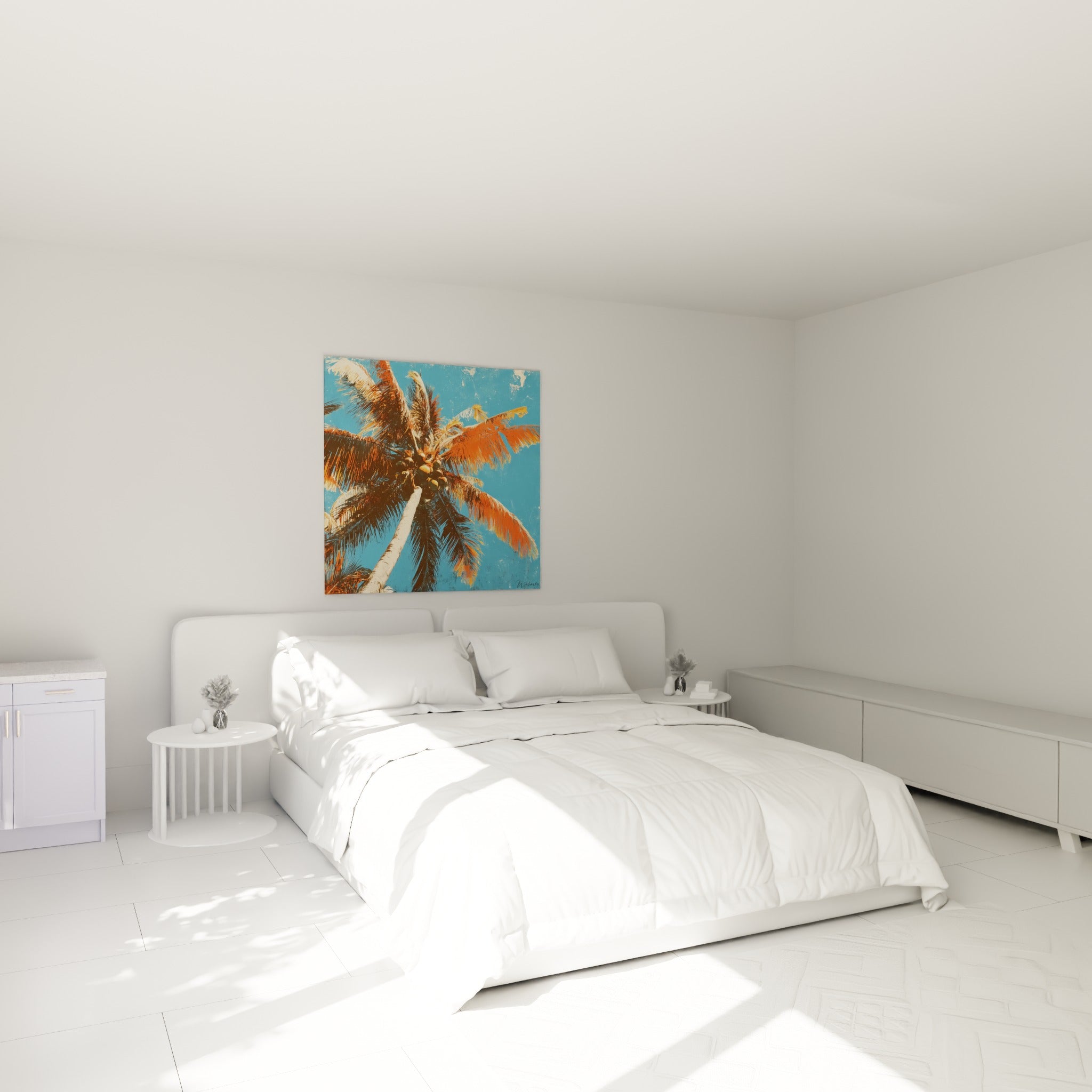 Cocotier aux feuilles orangées et brunes contre ciel bleu, au-dessus d'un lit dans une chambre claire