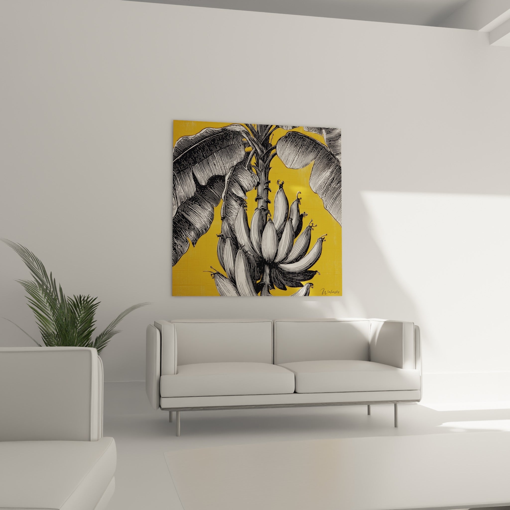Feuilles de bananier en encrage noir et blanc, fond ocre chaud, au-dessus d'un canapé dans un salon lumineux