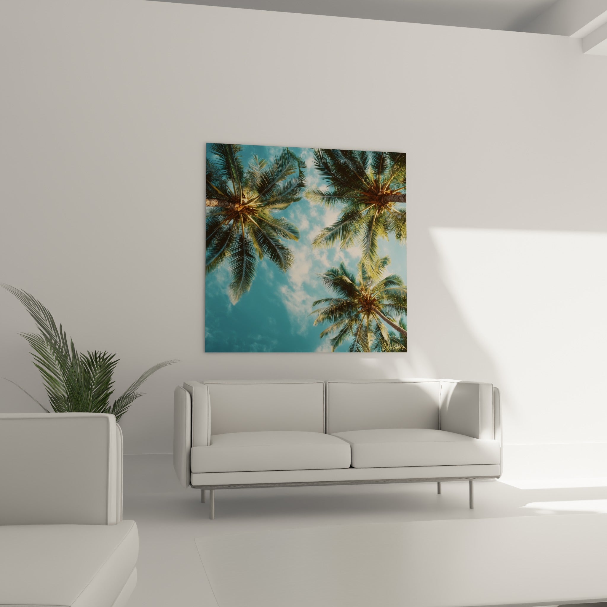 Frondaisons de palmiers dorées et vertes se déployant vers un ciel bleu clair, au-dessus d'un canapé dans un salon lumineux