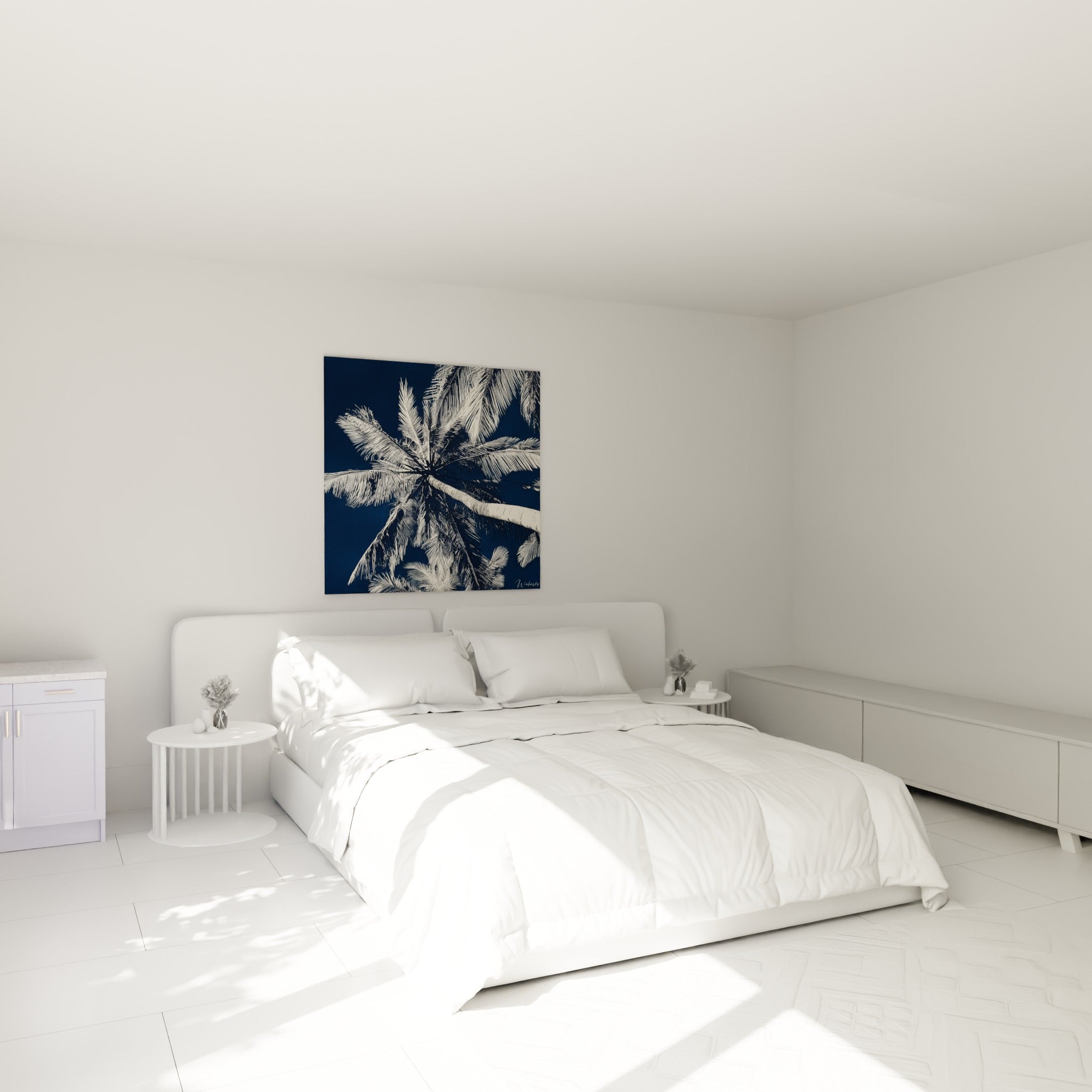 Frondes de palmier blanches et tronc courbé bleu nuit, au-dessus d'un lit dans une chambre claire
