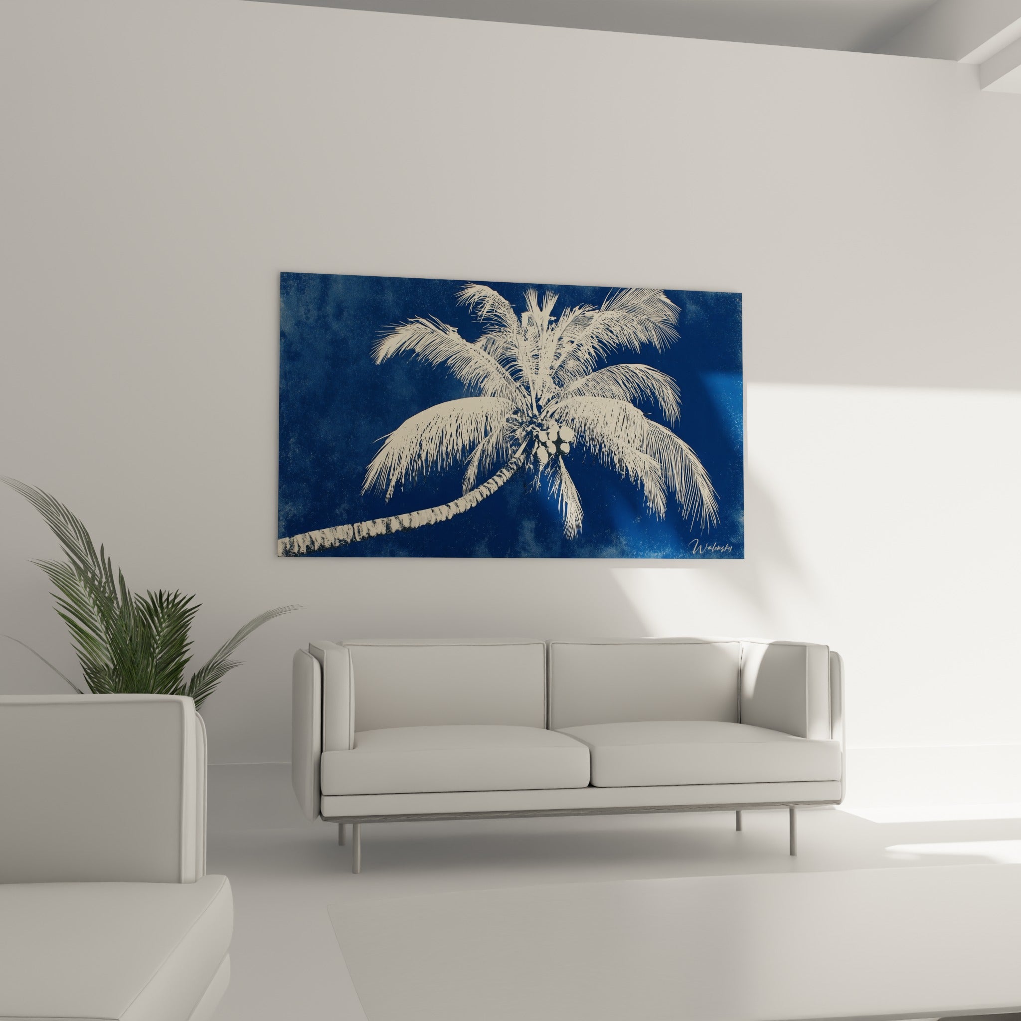 Noix de coco ivoire nichées dans les palmes bleu marine, accrochées au-dessus d'un canapé dans un salon lumineux