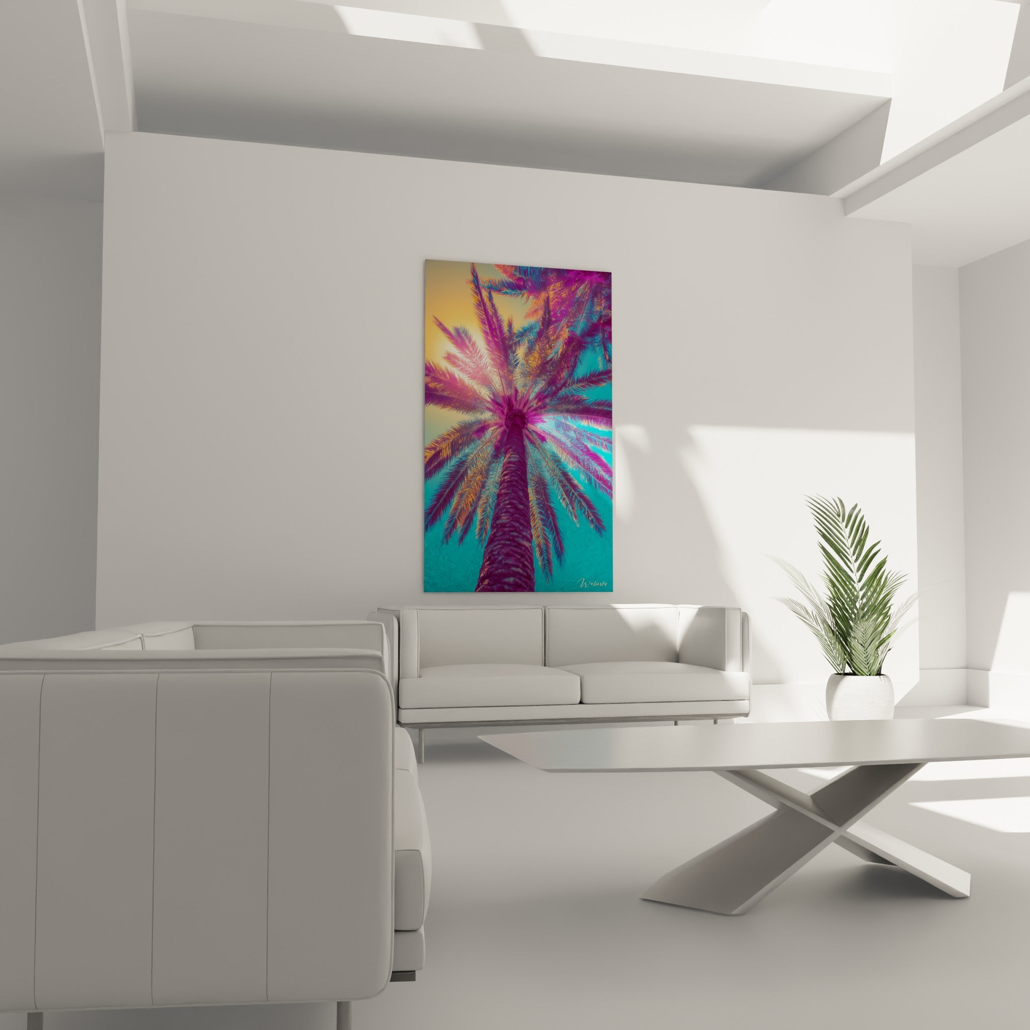 Tronc magenta et frondes turquoise d'un palmier stylisé, œuvre accrochée au-dessus d'un canapé dans un salon lumineux