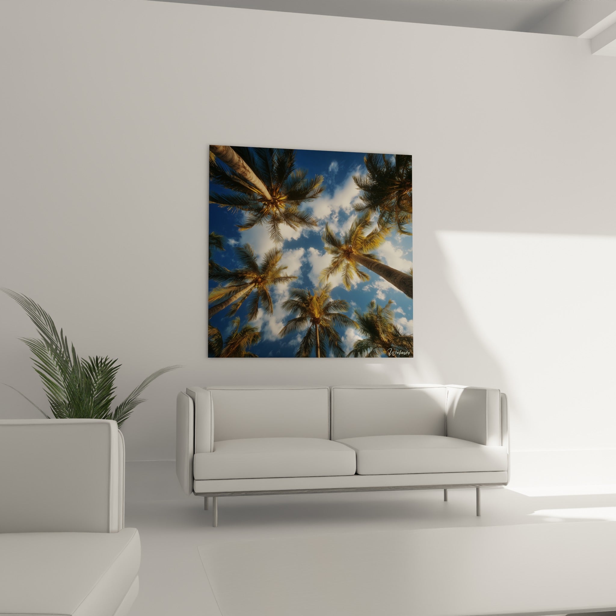 Frondes vertes et dorées de palmiers contre un ciel bleu marine au-dessus d'un canapé dans un salon lumineux