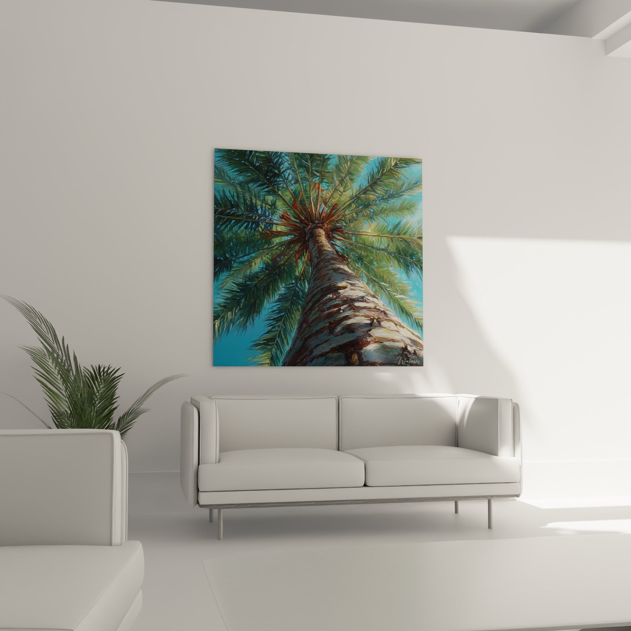 Couronne verte du palmier se détachant sur fond bleu turquoise, au-dessus d'un canapé dans un salon lumineux