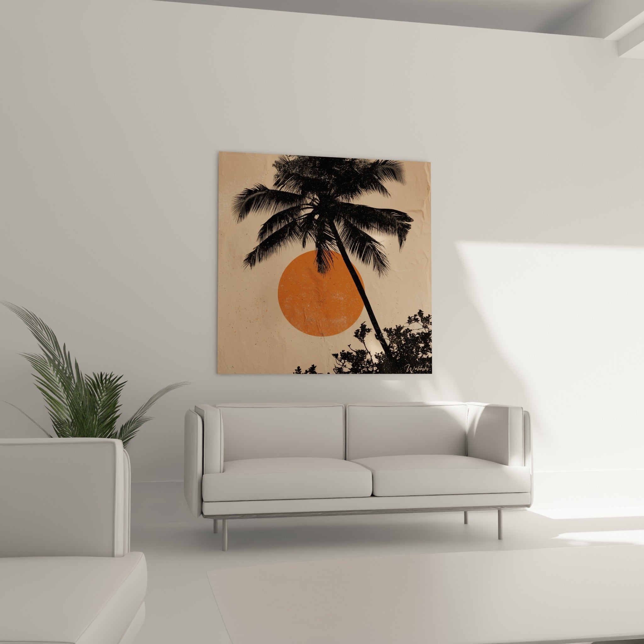 Palmes sombres encadrant un soleil orangé intense, œuvre placée au-dessus d'un canapé dans un salon lumineux