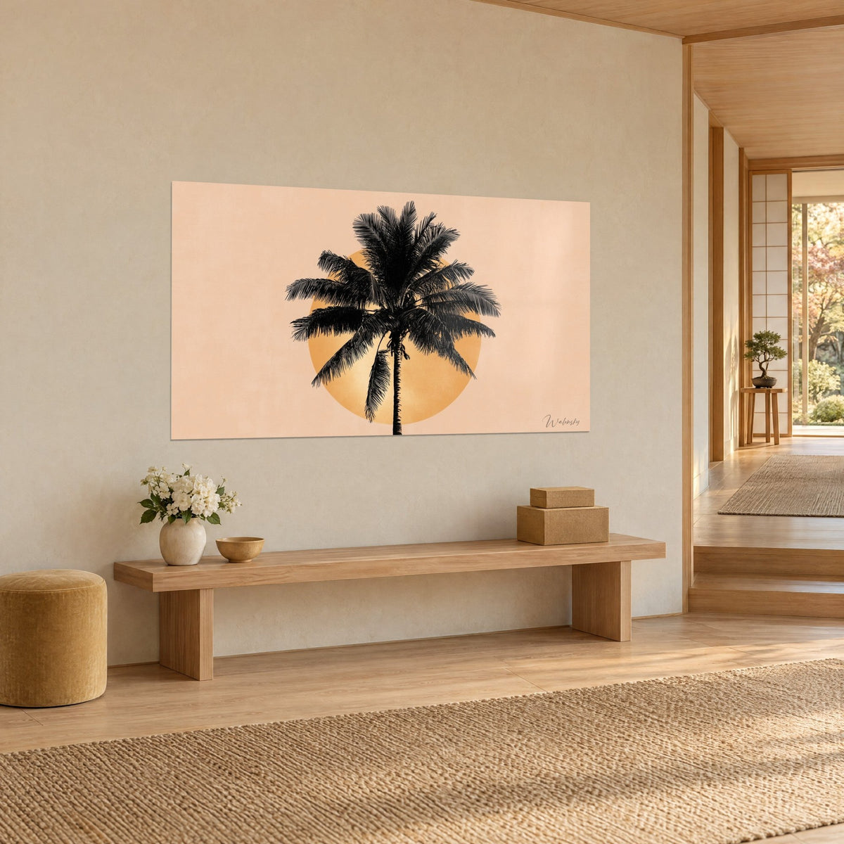 Gemälde Kokospalme als Tuschesilhouette vor ockerfarbener Sonne und rosa-pfirsichfarbenem Hintergrund, Dreiviertelansicht, Holzbank und weißer Blumenstrauß