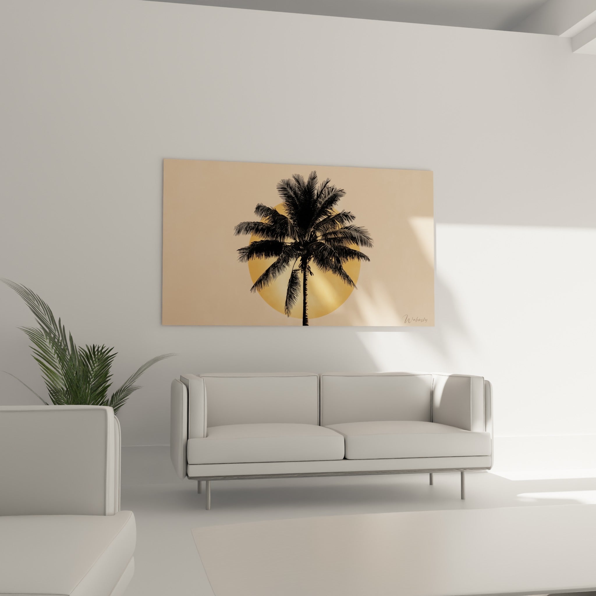 Palmier graphique noir sur fond pêche accroché au-dessus d'un canapé dans un salon lumineux