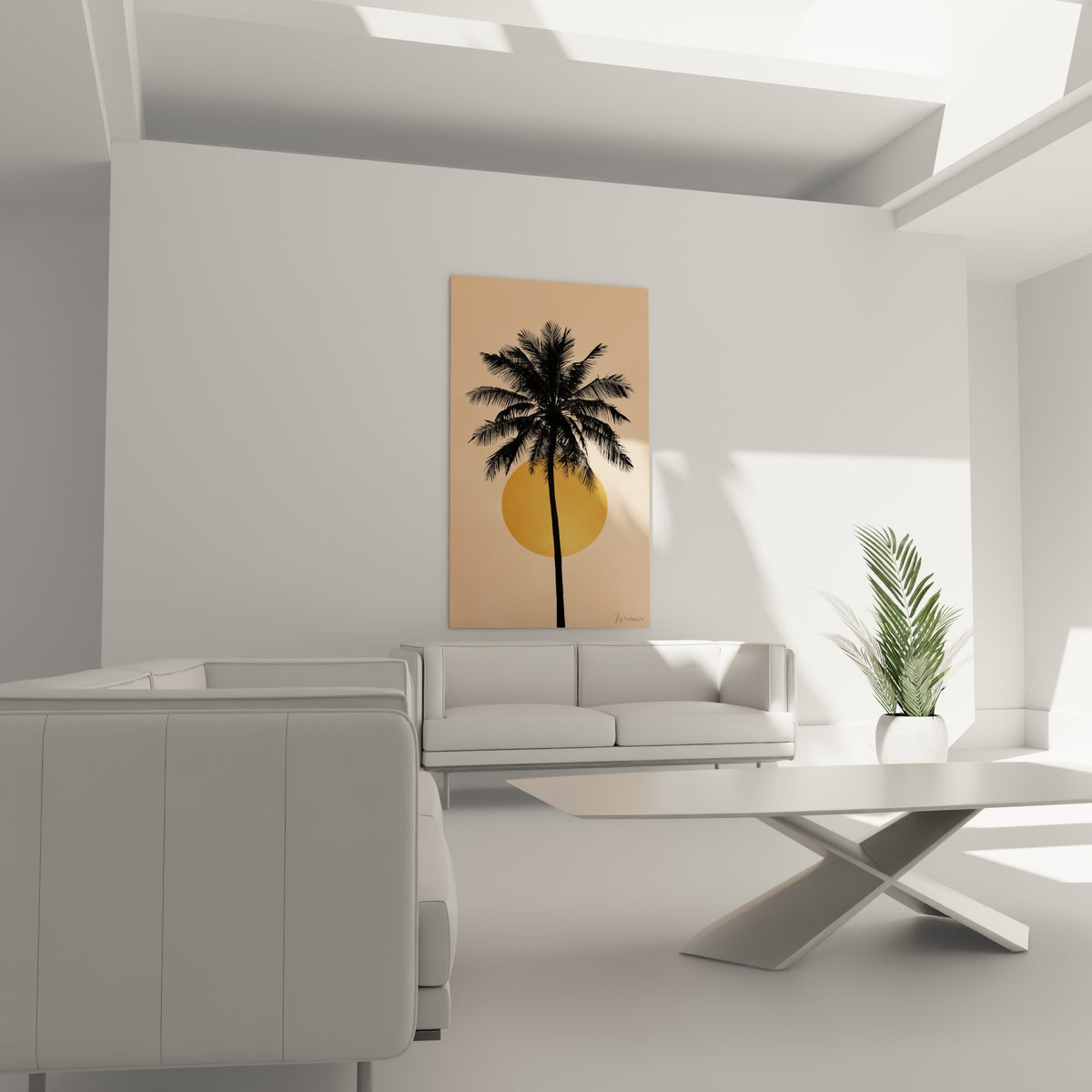 Feuillage noir de palmier devant un soleil orangé accroché au-dessus d'un canapé dans un salon lumineux