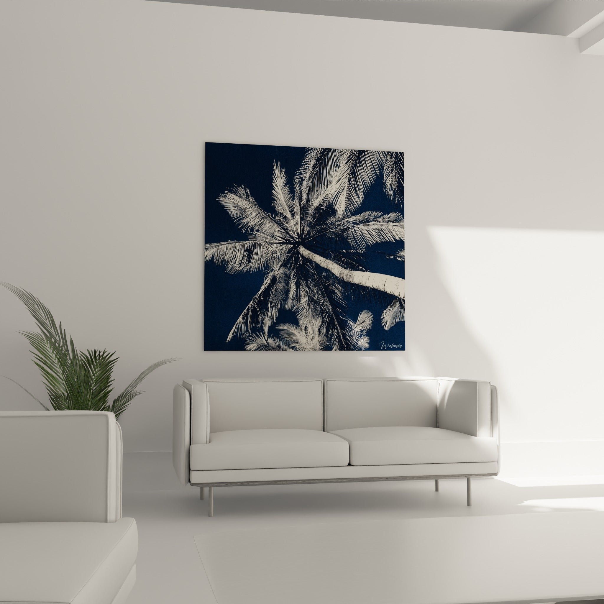 Palme graphique crème se détachant sur fond bleu marine, au-dessus d'un canapé dans un salon lumineux
