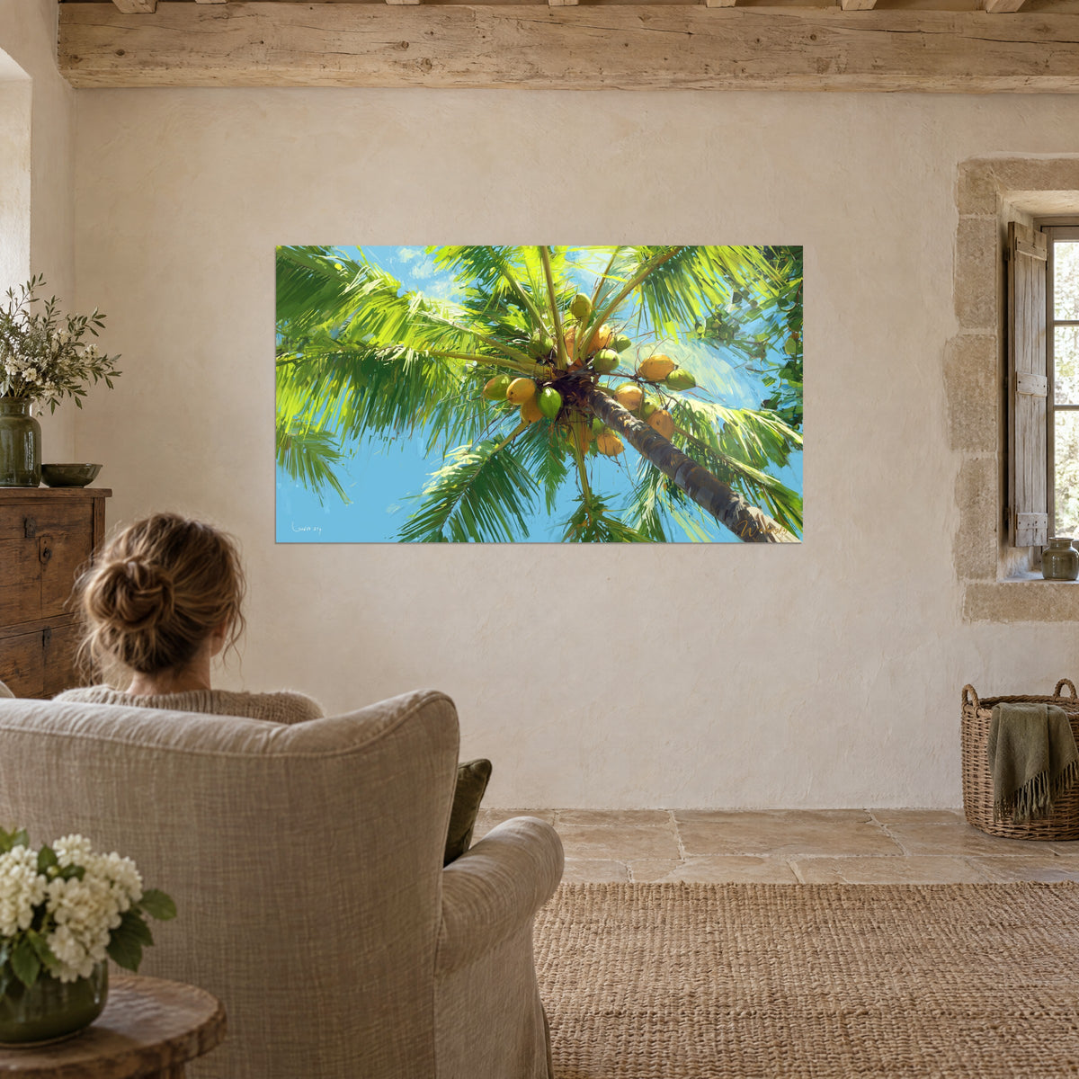 Cuadro palmera tropical bajo un cielo azul claro, racimo de nueces amarillas y verdes, mujer de espaldas en un sillón de lino beige