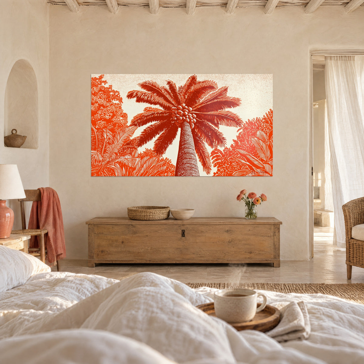 Tableau tronc strié et palmes rousses sur fond ivoire, une personne de dos sur le lit, plaid terracotta, au-dessus d'un lit dans une chambre claire