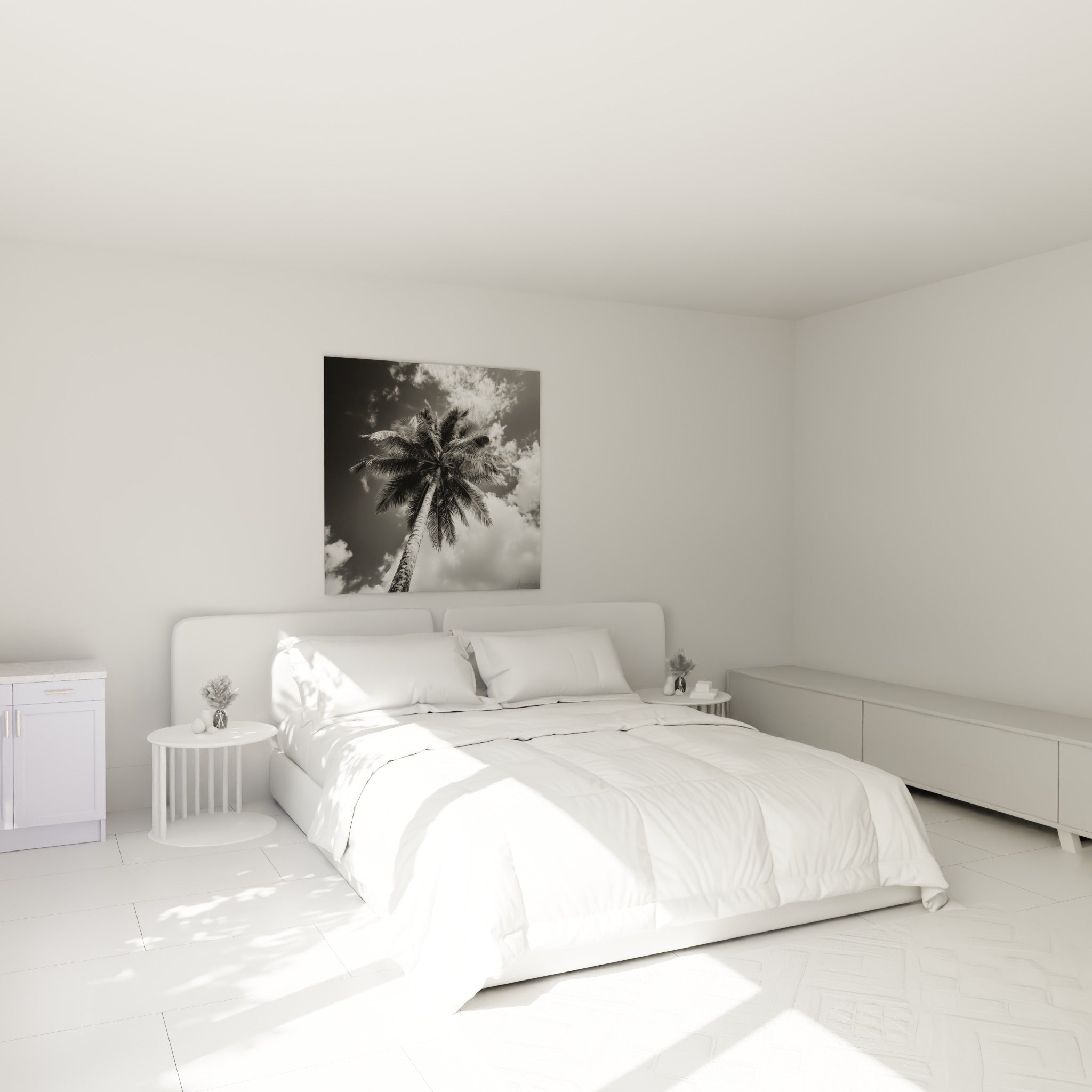 Feuillage sombre du palmier et tronc gris texturé au-dessus d'un lit dans une chambre claire