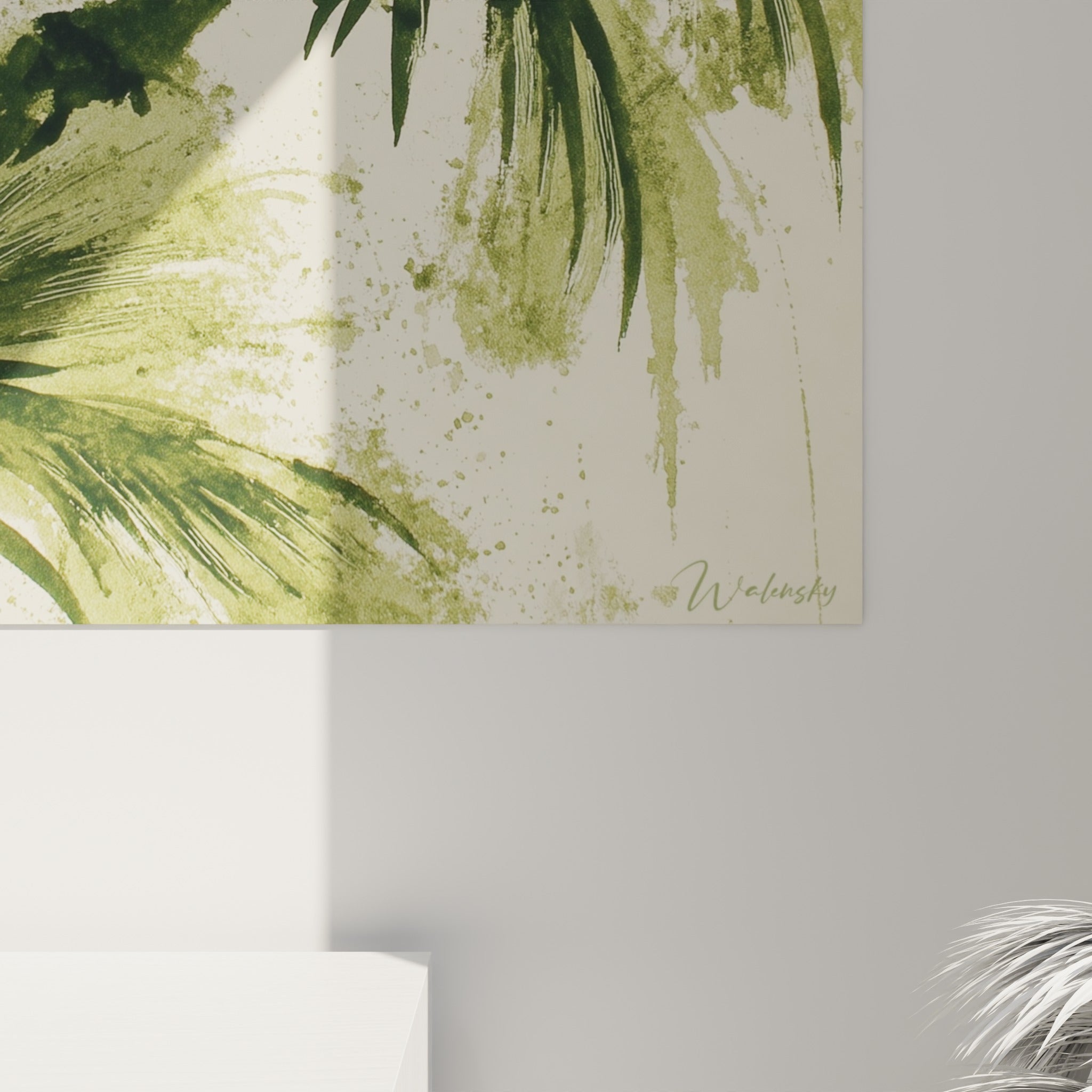 Grain de l'aquarelle visible avec coulures vert olive et kaki sur fond ivoire texturé